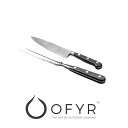 OFYRのナイフ＆フォークセット。熱可塑性樹脂（ジュラコン®︎）を使ったハンドルが、最適なグリップとステンレス鋼の刃の切れ味を実現。大きな肉の切り分けから、野菜を切るにも便利。OFYRのグリルラインナップにぴったりのセットです。 【特徴】 ・ステンレススチールの刃で鋭い切れ味を実現 ・ハンドル部分は耐摩耗性に優れた熱可塑性樹脂（ジュラコン®︎）を使用 ・大きな肉の塊の切り分けや野菜を切るのにも最適 【カラー】 シルバー 【商品の大きさ】 長さ：31.5 cm（ナイフ・フォークともに） 【商品の重さ】 ナイフ：143g フォーク：149g 【商品の材質】 刃：ステンレススチール ハンドル：ジュラコン 【ご使用上の注意点】 ・食器洗浄機は使用せず、手で洗ってください。 【製造】 OFYR オフィア アムステルダムでヨーロッパの食トレンドを牽引するアウトドアグリルメーカー