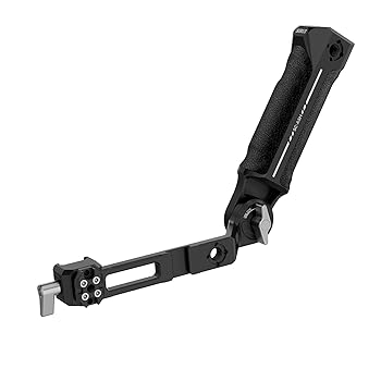 【中古】SIRUI 調整可能な NATO クランプ スリング ハンドグリップ DJI ジンバル用 シリコン スリング ハンドル DJI RS 3 Mini、RS 3、RS 3 Pro、RS 2、RSC 2、Ronin-S スタビライザー、17.6ポンド負荷ジンバルアクセサリー、SC-ASH用【メーカー名】【メーカー型番】【ブランド名】SIRUI ハンドヘルドスタビライザー 【商品説明】SIRUI 調整可能な NATO クランプ スリング ハンドグリップ DJI ジンバル用 シリコン スリング ハンドル DJI RS 3 Mini、RS 3、RS 3 Pro、RS 2、RSC 2、Ronin-S スタビライザー、17.6ポンド負荷ジンバルアクセサリー、SC-ASH用画像はサンプル写真のため商品のコンディション・付属品の有無については入荷の度異なります。※中古品のため「限定」「初回」「保証」「DLコード」などの表記がありましても、特典・付属品・保証等は付いておりません。中古品のため使用に影響ない程度の使用感・経年劣化（傷、汚れなど）がある場合がございます。※中古品の特性上ギフトには適しておりません。当店では初期不良に限り、商品到着から5日間は返品を受け付けております。お問い合わせ・メールにて不具合詳細をご連絡ください。お客様都合での返品はお受けしておりませんのでご了承ください。他モールとの併売品の為、売り切れの場合はご連絡させて頂きます。★ご注文からお届けまで1、ご注文（24時間受付）2、注文確認⇒当店から注文確認メールを送信致します3、在庫確認⇒中古品は受注後に、再メンテナンス、梱包しますので、お届けまで3日〜10日程度とお考え下さい。4、入金確認⇒前払い決済をご選択の場合、ご入金確認後、配送手配を致します5、出荷⇒配送準備が整い次第、出荷致します。配送業者、追跡番号等の詳細をメール送信致します。6、到着⇒出荷後、1〜3日後に商品が到着します。※離島、北海道、沖縄は遅れる場合がございます。予めご了承下さい。お電話でのお問合せは少人数で運営の為受け付けておりませんので、お問い合わせ・メールにてお願い致します。ご来店ありがとうございます。当店では良品中古を多数揃えております。お電話でのお問合せは少人数で運営の為受け付けておりませんので、お問い合わせ・メールにてお願い致します。