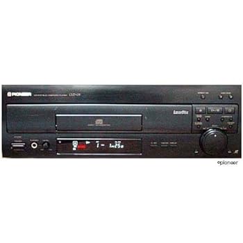 【中古】［非常に良い］パイオニア CD/LDコンパイブルプレヤー　CLD-05【メーカー名】【メーカー型番】【ブランド名】Pioneer ディスクプレーヤー・レコーダー 【商品説明】パイオニア CD/LDコンパイブルプレヤー　CLD-05画像はサンプル写真のため商品のコンディション・付属品の有無については入荷の度異なります。掲載と付属品が異なる場合は確認のご連絡をさせて頂きます。※中古品のため「限定」「初回」「保証」「DLコード」などの表記がありましても、特典・付属品・帯・保証等は付いておりません。（未使用・未開封品は除く）中古品のため使用に影響ない程度の使用感・経年劣化（傷、汚れなど）がある場合がございます。※中古品の特性上ギフトには適しておりません。当店では初期不良に限り、商品到着から5日間は返品を受付けております。お問い合わせ・メールにて不具合詳細をご連絡ください。お客様都合での返品はお受けしておりませんのでご了承ください。他モールとの併売品の為、売り切れの場合はご連絡させて頂きます。★ご注文からお届けまで1、ご注文（24時間受付）2、注文確認⇒当店から注文確認メールを送信致します3、在庫確認⇒中古品は受注後に、再メンテナンス、梱包しますので、お届けまで3日〜10日程度とお考え下さい。4、入金確認⇒前払い決済をご選択の場合、ご入金確認後、配送手配を致します5、出荷⇒配送準備が整い次第、出荷致します。配送業者、追跡番号等の詳細をメール送信致します。6、到着⇒出荷後、1〜3日後に商品が到着します。※離島、北海道、沖縄は遅れる場合がございます。予めご了承下さい。お電話でのお問合せは少人数で運営の為受け付けておりませんので、お問い合わせ・メールにてお願い致します。ご来店ありがとうございます。当店では良品中古を多数揃えております。お電話でのお問合せは少人数で運営の為受け付けておりませんので、お問い合わせ・メールにてお願い致します。