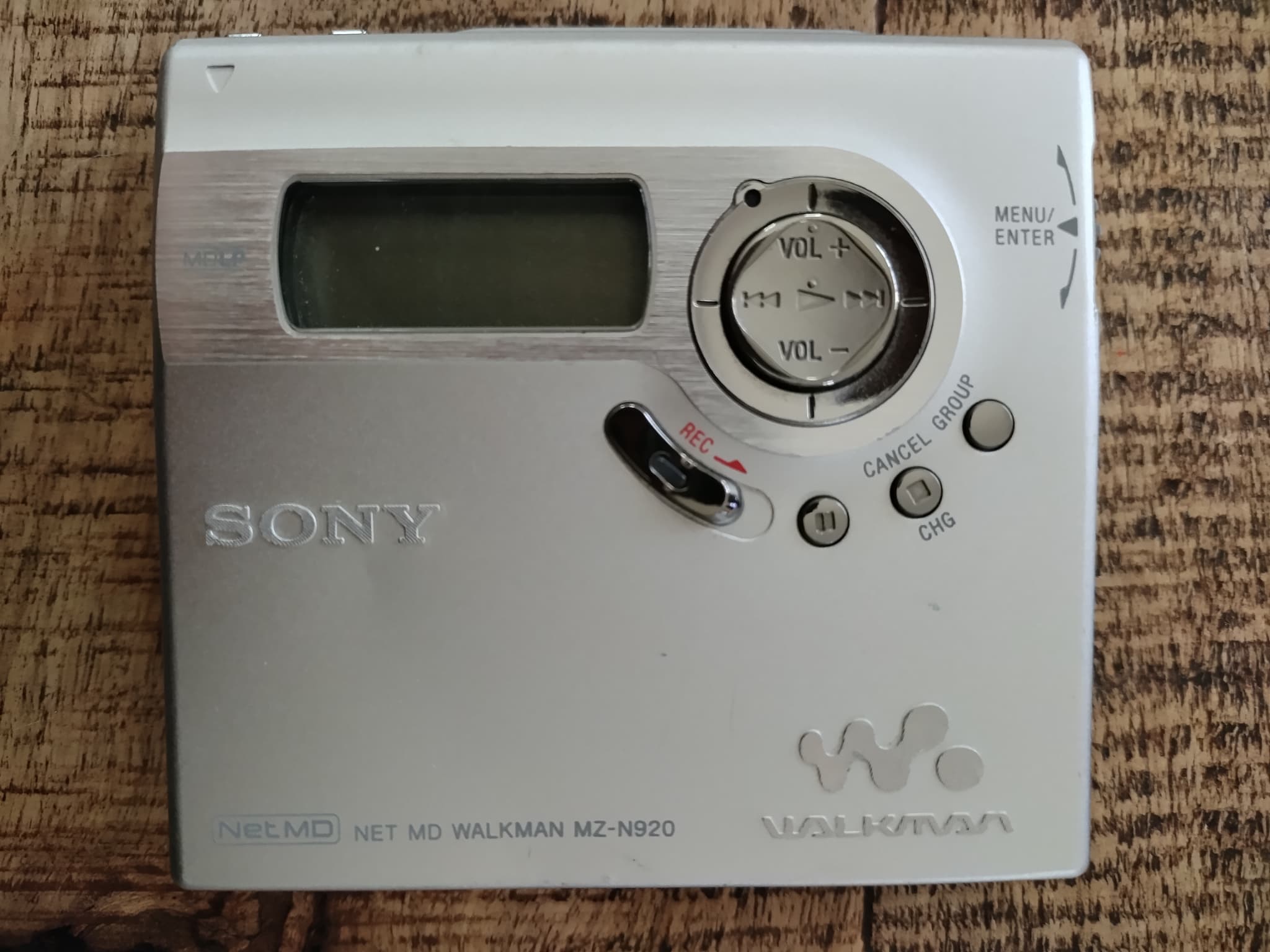 【中古】［非常に良い］ソニー Net MDウォークマン シルバー MZ-N920 S【メーカー名】【メーカー型番】【ブランド名】SONY(ソニー) 【商品説明】ソニー Net MDウォークマン シルバー MZ-N920 S画像はサンプル写真のため商品のコンディション・付属品の有無については入荷の度異なります。※中古品のため「限定」「初回」「保証」「DLコード」などの表記がありましても、特典・付属品・保証等は付いておりません。中古品のため使用に影響ない程度の使用感・経年劣化（傷、汚れなど）がある場合がございます。※中古品の特性上ギフトには適しておりません。当店では初期不良に限り、商品到着から5日間は返品を受け付けております。お問い合わせ・メールにて不具合詳細をご連絡ください。お客様都合での返品はお受けしておりませんのでご了承ください。他モールとの併売品の為、売り切れの場合はご連絡させて頂きます。★ご注文からお届けまで1、ご注文（24時間受付）2、注文確認⇒当店から注文確認メールを送信致します3、在庫確認⇒中古品は受注後に、再メンテナンス、梱包しますので、お届けまで3日〜10日程度とお考え下さい。4、入金確認⇒前払い決済をご選択の場合、ご入金確認後、配送手配を致します5、出荷⇒配送準備が整い次第、出荷致します。配送業者、追跡番号等の詳細をメール送信致します。6、到着⇒出荷後、1〜3日後に商品が到着します。※離島、北海道、沖縄は遅れる場合がございます。予めご了承下さい。お電話でのお問合せは少人数で運営の為受け付けておりませんので、お問い合わせ・メールにてお願い致します。ご来店ありがとうございます。当店では良品中古を多数揃えております。お電話でのお問合せは少人数で運営の為受け付けておりませんので、お問い合わせ・メールにてお願い致します。