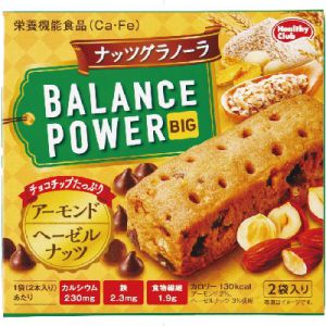 ★パッケージ・商品内容等は、予告なく変更する場合も 　ございます。予めご了承ください。 ★当店では複数の店舗で在庫を共有しております。 　在庫切れの場合もございますので予めご了承ください。 【商品の特長】 アーモンドとヘーゼルナッツを使用した サクサク香ばしチョコチップ入りの シリアルクッキーです。 栄養機能食品（Ca・Fe） 【原材料】 小麦粉（国内製造）、ショートニング、砂糖、 準チョコレート（乳成分を含む）、シリアル加工品、ヘーゼルナッツペースト、 アーモンド、澱粉、玄米パフ、大豆パフ、コーンフレーク、オートミール、 小麦全粒粉、食塩／結晶セルロース、卵殻Ca、乳化剤、膨張剤、香料、 ピロリン酸鉄、トレハロース、炭酸酸Ca、ナイアシン、パントテン酸Ca、ビタミンE、 ビタミンB6、ビタミンB2、ビタミンA、葉酸、酸化防止剤（ビタミンE）、ビタミンD 【栄養成分】2本（標準26.6g）当たり エネルギー：130kcal ビタミンA：260μg たんぱく質：2.2g ビタミンB2：0.47mg 脂質：6.8g ビタミンB6：0.44mg 炭水化物：16.0g ビタミンD：1.9μg 糖質：14.1g ビタミンE：2.1mg 食物繊維：1.9g 葉酸：80μg 食塩相当量：0.21g ナイアシン：4.4mg カルシウム：230mg パントテン酸：1.6mg 鉄：2.3mg 【保存方法】 直射日光および高温多湿の場所を避けて保存してください。 【発売元】 ハマダコンフェクト ( 食品 菓子 お菓子 おやつ ) ( 栄養補助 栄養補給 健康 クッキー ) 広告文責：SCB 050-3302-2709 原産国：日本 区分：食品