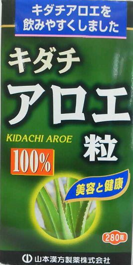 キダチアロエを、 召し上がりやすい粒状に仕上げた栄養補助食品です。 キダチアロエの「アロエ」とは、 アラビア語で「苦味のある」と言う意味です。 お召し上がり方 本品は、栄養補助食品として、 成人1日当たり、通常の食生活において、 1日9粒を目安に、水又はお湯にてお召し上がりください。 原材料 キダチアロエ粉末 セルロース 乳糖(乳由来) ショ糖脂肪酸エステル 栄養成分表 9粒(2.25g) エネルギー 9kcal たんぱく質 0.0485g 脂質 0.0146g 炭水化物 2.194g ナトリウム 2.992mg 発売元 山本漢方製薬 広告文責：SCB 050-3302-2709 原産国：日本