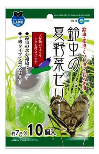 食べやすい平型カップで、水分補給を！ 鈴虫の大好物、キュウリとナスのエキスを配合。 【発売元】 （株）マルカン ★パッケージ・商品内容等は、予告なく変更する場合もあります。 　ご了承下さい。 ★受注発注になりますので、発送までに4日程、お時間が掛かる場合が 　ございます。ご了承下さい。 (えさ エサ 餌 野菜 むし 虫) (昆虫 すずむし まつむし くつわむし こおろぎ こうろぎ 蟋蟀) (飼育 秋の虫 クヌギ マット 床材 自由研究) 広告文責：SCB 050-3302-2709 原産国：日本