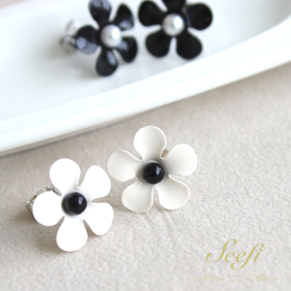 【※】大変申し訳ございませんが、当店ではお客様ご都合による商品交換・返品はお受けしておりません。 モノトーン配色がモダンな雰囲気のシンプルなフラワーモチーフピアスです。ツヤ感のある花びらが適度に華やかさを出してくれます。 ★別カラーはコチラ★ ブラック 【素材】合金、チタンポスト 【サイズ】花モチーフ：縦約1.5cm×横約1.5cm