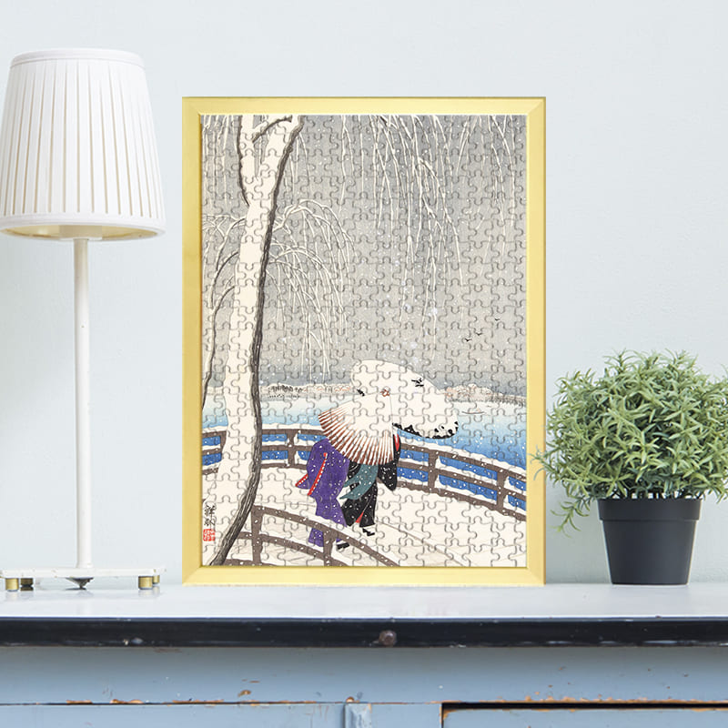 パズルサイズ 399×285mm ピース数 315 / 117 / 40ピース パズル素材 ボール紙 世界中の有名な作家が描いた名画。それらの中で、著作権が切れてパブリックドメインとなった作品を使用した、ジグソーパズルです。ピースサイズも3つの大きさから無料で選択することができ、難易度が調節できます。おすすめは、最も人気が高い315ピース構成のものになります。あの名作ジグソーパズルが、わずか数日であなたの手元に！ぜひお楽しみください。 店長からのご挨拶 この度はご来店いただき、ありがとうございます。当店はオーダーメイドのジグソーパズルを中心に、お写真をプリントしたオリジナルグッズを作成する専門店です。ほとんどのお客さまが記念品・プレゼント・サプライズギフトとしてご利用いただいております。誕生日や結婚式、記念日等に、名入れをした写真入りパズルを製作。裏面に寄せ書きもできますので、贈り物として、ぜひ世界に一つだけのパズルをお試しください。1000 ピース以上の大きなオーダーメイドジグソーパズルもあり、ウェルカムボードとしてもご利用いただけます。 シャフトのパズルは、全商品、送料無料です。数々の賞をいただきました プロの職人が手掛ける、シャフトのオリジナルジグソーパズル。これまでに数々の賞を受賞させていただきました。 パズル製作実績 おかげさまで、たくさんのパズルを製作させていただき、多数のメディアにも出演させていただきました。みなさまのご愛顧に、感謝しております。 パズルがお部屋のインテリアに オリジナルパズルは、組み立てるだけではありません。専用フレームに入れて飾ると、唯一無二のインテリアになります。 シャフトが選ばれる「3つ」の理由 オリジナルパズルでシャフトが選ばれるのは、大きく3つの理由があります。 「こだわりのパズル品質」と、種類豊富な「パズル専用オプション品」。それと、他社の追随を許さない「圧倒的な短納期」です。 1.こだわりのパズル品質 国内で、オリジナルジグソーパズルを販売している会社はたくさんありますが、メーカーとして自社で製造を行っているのは、ごく少数です。 弊社はオリジナルパズルのメーカーとして、以下のような「こだわり」をもって製作をしております。 A社製 一見キレイに見えるかもしれませんが、細部では粗さが見えてしまい、お花もボヤケて印刷されています。 B社製 全体的に色合いが薄く印刷されているため、文字部分は霞んで見えるような状態になっています。 シャフト製 オリジナルパズルを最も綺麗に印刷することができるよう、複数メーカー、多機種の印刷機を実際に試した結果、現在では最高品質で印刷ができるようになりました。 ピースの厚み ピースの厚さは、パズルを組み上げる時の「パチっ！とはまるフィット感」に大きな影響を与えます。様々な厚みを検証した結果、2mmという厚みが最適であると結果を出しました。弊社では、昔も今も変わらず、2mmの厚さを守っています。 2.パズル専用オプション品 ジグソーパズルのオプション品はこちら。特に「パズルを飾れるフレーム」と「高級感が増し、寄せ書きもできる裏白地加工」は超大人気オプションです。ご選択いただいたオプション項目は、ご注文後にスタッフが手動で料金を修正させていただきます。 あなたの写真から世界に一つだけのジグソーパズルも作れます！ 本ページは既製品のジグソーパズルですが、あなたのスマホやパソコンの中にある写真をお送りいただいて、世界に一つだけのジグソーパズルを製作することも可能です！当店（シャフト）は、2011年から続くこの業界の老舗で、リーディングカンパニー。安心してご依頼ください。 ・Lパズル　/　Lパズル（フレーム付） ・Mパズル　/　Mパズル（フレーム付） ・Sパズル　/　Sパズル（フレーム付） ・SSパズル　/　SSパズル（フレーム付） ・3XLパズル（フレーム付） ・XXLパズル（フレーム付） ・XLパズル（フレーム付） 無料キャンペーン実施中！ 今なら、商品到着後にレビューを書いていただくだけで、うれしいキャンペーン品を漏れなく全員にプレゼントさせていただいております。 納品状態について パズルはすべて組立済みで納品しております。但し糊付けしているものではありませんので、指で簡単にバラすことができます。配送中の破損防止や、組み立てに便利な台紙も無料でセットにさせていただく等の理由から、このようにしております。ご理解の程、どうぞ宜しくお願い申し上げます。