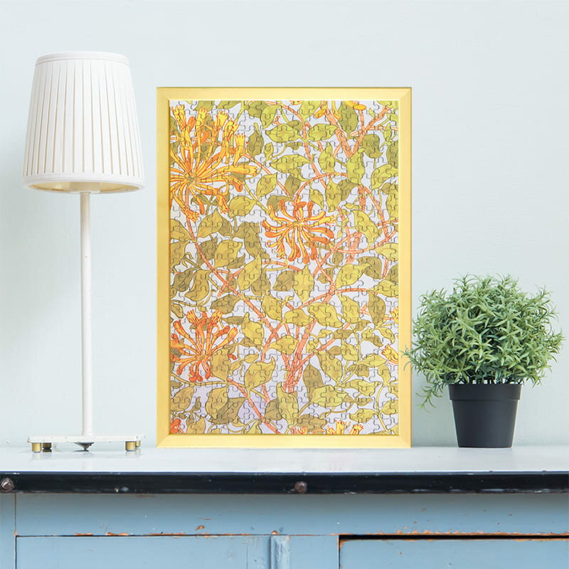 パズルサイズ 399×285mm ピース数 315 / 117 / 40ピース パズル素材 ボール紙 世界中の有名な作家が描いた名画。それらの中で、著作権が切れてパブリックドメインとなった作品を使用した、ジグソーパズルです。ピースサイズも3つの大きさから無料で選択することができ、難易度が調節できます。おすすめは、最も人気が高い315ピース構成のものになります。あの名作ジグソーパズルが、わずか数日であなたの手元に！ぜひお楽しみください。 店長からのご挨拶 この度はご来店いただき、ありがとうございます。当店はオーダーメイドのジグソーパズルを中心に、お写真をプリントしたオリジナルグッズを作成する専門店です。ほとんどのお客さまが記念品・プレゼント・サプライズギフトとしてご利用いただいております。誕生日や結婚式、記念日等に、名入れをした写真入りパズルを製作。裏面に寄せ書きもできますので、贈り物として、ぜひ世界に一つだけのパズルをお試しください。1000 ピース以上の大きなオーダーメイドジグソーパズルもあり、ウェルカムボードとしてもご利用いただけます。 シャフトのパズルは、全商品、送料無料です。数々の賞をいただきました プロの職人が手掛ける、シャフトのオリジナルジグソーパズル。これまでに数々の賞を受賞させていただきました。 パズル製作実績 おかげさまで、たくさんのパズルを製作させていただき、多数のメディアにも出演させていただきました。みなさまのご愛顧に、感謝しております。 パズルがお部屋のインテリアに オリジナルパズルは、組み立てるだけではありません。専用フレームに入れて飾ると、唯一無二のインテリアになります。 シャフトが選ばれる「3つ」の理由 オリジナルパズルでシャフトが選ばれるのは、大きく3つの理由があります。 「こだわりのパズル品質」と、種類豊富な「パズル専用オプション品」。それと、他社の追随を許さない「圧倒的な短納期」です。 1.こだわりのパズル品質 国内で、オリジナルジグソーパズルを販売している会社はたくさんありますが、メーカーとして自社で製造を行っているのは、ごく少数です。 弊社はオリジナルパズルのメーカーとして、以下のような「こだわり」をもって製作をしております。 A社製 一見キレイに見えるかもしれませんが、細部では粗さが見えてしまい、お花もボヤケて印刷されています。 B社製 全体的に色合いが薄く印刷されているため、文字部分は霞んで見えるような状態になっています。 シャフト製 オリジナルパズルを最も綺麗に印刷することができるよう、複数メーカー、多機種の印刷機を実際に試した結果、現在では最高品質で印刷ができるようになりました。 ピースの厚み ピースの厚さは、パズルを組み上げる時の「パチっ！とはまるフィット感」に大きな影響を与えます。様々な厚みを検証した結果、2mmという厚みが最適であると結果を出しました。弊社では、昔も今も変わらず、2mmの厚さを守っています。 2.パズル専用オプション品 ジグソーパズルのオプション品はこちら。特に「パズルを飾れるフレーム」と「高級感が増し、寄せ書きもできる裏白地加工」は超大人気オプションです。ご選択いただいたオプション項目は、ご注文後にスタッフが手動で料金を修正させていただきます。 あなたの写真から世界に一つだけのジグソーパズルも作れます！ 本ページは既製品のジグソーパズルですが、あなたのスマホやパソコンの中にある写真をお送りいただいて、世界に一つだけのジグソーパズルを製作することも可能です！当店（シャフト）は、2011年から続くこの業界の老舗で、リーディングカンパニー。安心してご依頼ください。 ・Lパズル　/　Lパズル（フレーム付） ・Mパズル　/　Mパズル（フレーム付） ・Sパズル　/　Sパズル（フレーム付） ・SSパズル　/　SSパズル（フレーム付） ・3XLパズル（フレーム付） ・XXLパズル（フレーム付） ・XLパズル（フレーム付） 無料キャンペーン実施中！ 今なら、商品到着後にレビューを書いていただくだけで、うれしいキャンペーン品を漏れなく全員にプレゼントさせていただいております。 納品状態について パズルはすべて組立済みで納品しております。但し糊付けしているものではありませんので、指で簡単にバラすことができます。配送中の破損防止や、組み立てに便利な台紙も無料でセットにさせていただく等の理由から、このようにしております。ご理解の程、どうぞ宜しくお願い申し上げます。