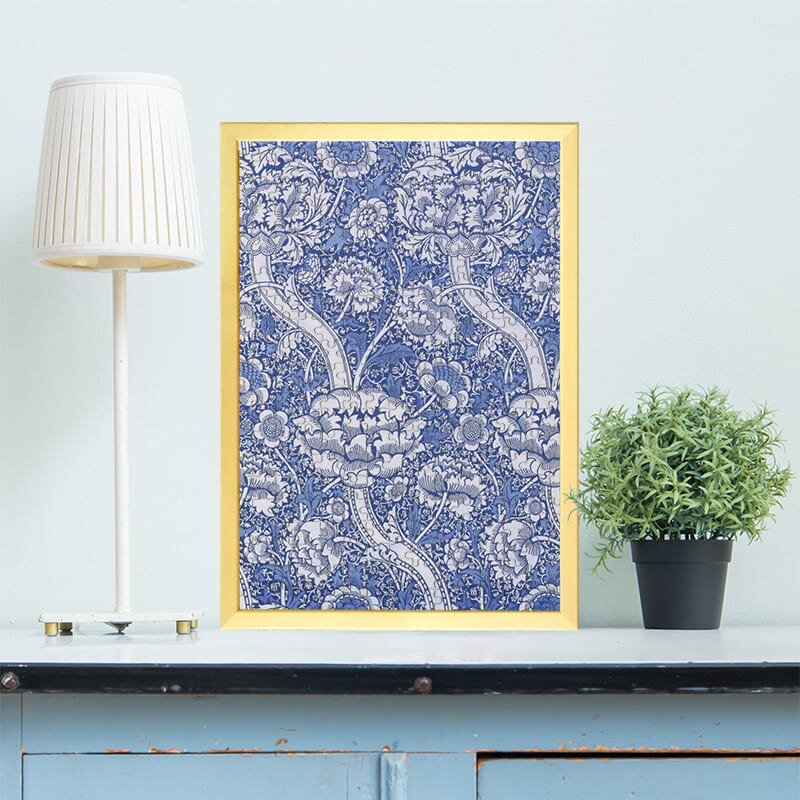 パズルサイズ 399×285mm ピース数 315 / 117 / 40ピース パズル素材 ボール紙 世界中の有名な作家が描いた名画。それらの中で、著作権が切れてパブリックドメインとなった作品を使用した、ジグソーパズルです。ピースサイズも3つの大きさから無料で選択することができ、難易度が調節できます。おすすめは、最も人気が高い315ピース構成のものになります。あの名作ジグソーパズルが、わずか数日であなたの手元に！ぜひお楽しみください。 店長からのご挨拶 この度はご来店いただき、ありがとうございます。当店はオーダーメイドのジグソーパズルを中心に、お写真をプリントしたオリジナルグッズを作成する専門店です。ほとんどのお客さまが記念品・プレゼント・サプライズギフトとしてご利用いただいております。誕生日や結婚式、記念日等に、名入れをした写真入りパズルを製作。裏面に寄せ書きもできますので、贈り物として、ぜひ世界に一つだけのパズルをお試しください。1000 ピース以上の大きなオーダーメイドジグソーパズルもあり、ウェルカムボードとしてもご利用いただけます。 シャフトのパズルは、全商品、送料無料です。数々の賞をいただきました プロの職人が手掛ける、シャフトのオリジナルジグソーパズル。これまでに数々の賞を受賞させていただきました。 パズル製作実績 おかげさまで、たくさんのパズルを製作させていただき、多数のメディアにも出演させていただきました。みなさまのご愛顧に、感謝しております。 パズルがお部屋のインテリアに オリジナルパズルは、組み立てるだけではありません。専用フレームに入れて飾ると、唯一無二のインテリアになります。 シャフトが選ばれる「3つ」の理由 オリジナルパズルでシャフトが選ばれるのは、大きく3つの理由があります。 「こだわりのパズル品質」と、種類豊富な「パズル専用オプション品」。それと、他社の追随を許さない「圧倒的な短納期」です。 1.こだわりのパズル品質 国内で、オリジナルジグソーパズルを販売している会社はたくさんありますが、メーカーとして自社で製造を行っているのは、ごく少数です。 弊社はオリジナルパズルのメーカーとして、以下のような「こだわり」をもって製作をしております。 A社製 一見キレイに見えるかもしれませんが、細部では粗さが見えてしまい、お花もボヤケて印刷されています。 B社製 全体的に色合いが薄く印刷されているため、文字部分は霞んで見えるような状態になっています。 シャフト製 オリジナルパズルを最も綺麗に印刷することができるよう、複数メーカー、多機種の印刷機を実際に試した結果、現在では最高品質で印刷ができるようになりました。 ピースの厚み ピースの厚さは、パズルを組み上げる時の「パチっ！とはまるフィット感」に大きな影響を与えます。様々な厚みを検証した結果、2mmという厚みが最適であると結果を出しました。弊社では、昔も今も変わらず、2mmの厚さを守っています。 2.パズル専用オプション品 ジグソーパズルのオプション品はこちら。特に「パズルを飾れるフレーム」と「高級感が増し、寄せ書きもできる裏白地加工」は超大人気オプションです。ご選択いただいたオプション項目は、ご注文後にスタッフが手動で料金を修正させていただきます。 あなたの写真から世界に一つだけのジグソーパズルも作れます！ 本ページは既製品のジグソーパズルですが、あなたのスマホやパソコンの中にある写真をお送りいただいて、世界に一つだけのジグソーパズルを製作することも可能です！当店（シャフト）は、2011年から続くこの業界の老舗で、リーディングカンパニー。安心してご依頼ください。 ・Lパズル　/　Lパズル（フレーム付） ・Mパズル　/　Mパズル（フレーム付） ・Sパズル　/　Sパズル（フレーム付） ・SSパズル　/　SSパズル（フレーム付） ・3XLパズル（フレーム付） ・XXLパズル（フレーム付） ・XLパズル（フレーム付） 無料キャンペーン実施中！ 今なら、商品到着後にレビューを書いていただくだけで、うれしいキャンペーン品を漏れなく全員にプレゼントさせていただいております。 納品状態について パズルはすべて組立済みで納品しております。但し糊付けしているものではありませんので、指で簡単にバラすことができます。配送中の破損防止や、組み立てに便利な台紙も無料でセットにさせていただく等の理由から、このようにしております。ご理解の程、どうぞ宜しくお願い申し上げます。