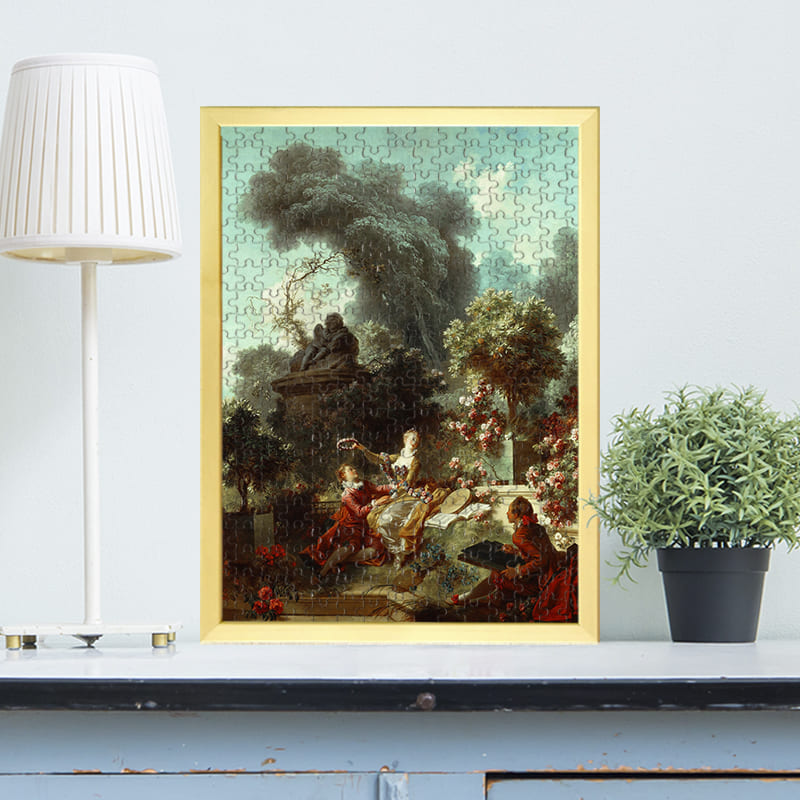 パズルサイズ 399×285mm ピース数 315 / 117 / 40ピース パズル素材 ボール紙 世界中の有名な作家が描いた名画。それらの中で、著作権が切れてパブリックドメインとなった作品を使用した、ジグソーパズルです。ピースサイズも3つの大きさから無料で選択することができ、難易度が調節できます。おすすめは、最も人気が高い315ピース構成のものになります。あの名作ジグソーパズルが、わずか数日であなたの手元に！ぜひお楽しみください。 店長からのご挨拶 この度はご来店いただき、ありがとうございます。当店はオーダーメイドのジグソーパズルを中心に、お写真をプリントしたオリジナルグッズを作成する専門店です。ほとんどのお客さまが記念品・プレゼント・サプライズギフトとしてご利用いただいております。誕生日や結婚式、記念日等に、名入れをした写真入りパズルを製作。裏面に寄せ書きもできますので、贈り物として、ぜひ世界に一つだけのパズルをお試しください。1000 ピース以上の大きなオーダーメイドジグソーパズルもあり、ウェルカムボードとしてもご利用いただけます。 シャフトのパズルは、全商品、送料無料です。数々の賞をいただきました プロの職人が手掛ける、シャフトのオリジナルジグソーパズル。これまでに数々の賞を受賞させていただきました。 パズル製作実績 おかげさまで、たくさんのパズルを製作させていただき、多数のメディアにも出演させていただきました。みなさまのご愛顧に、感謝しております。 パズルがお部屋のインテリアに オリジナルパズルは、組み立てるだけではありません。専用フレームに入れて飾ると、唯一無二のインテリアになります。 シャフトが選ばれる「3つ」の理由 オリジナルパズルでシャフトが選ばれるのは、大きく3つの理由があります。 「こだわりのパズル品質」と、種類豊富な「パズル専用オプション品」。それと、他社の追随を許さない「圧倒的な短納期」です。 1.こだわりのパズル品質 国内で、オリジナルジグソーパズルを販売している会社はたくさんありますが、メーカーとして自社で製造を行っているのは、ごく少数です。 弊社はオリジナルパズルのメーカーとして、以下のような「こだわり」をもって製作をしております。 A社製 一見キレイに見えるかもしれませんが、細部では粗さが見えてしまい、お花もボヤケて印刷されています。 B社製 全体的に色合いが薄く印刷されているため、文字部分は霞んで見えるような状態になっています。 シャフト製 オリジナルパズルを最も綺麗に印刷することができるよう、複数メーカー、多機種の印刷機を実際に試した結果、現在では最高品質で印刷ができるようになりました。 ピースの厚み ピースの厚さは、パズルを組み上げる時の「パチっ！とはまるフィット感」に大きな影響を与えます。様々な厚みを検証した結果、2mmという厚みが最適であると結果を出しました。弊社では、昔も今も変わらず、2mmの厚さを守っています。 2.パズル専用オプション品 ジグソーパズルのオプション品はこちら。特に「パズルを飾れるフレーム」と「高級感が増し、寄せ書きもできる裏白地加工」は超大人気オプションです。ご選択いただいたオプション項目は、ご注文後にスタッフが手動で料金を修正させていただきます。 あなたの写真から世界に一つだけのジグソーパズルも作れます！ 本ページは既製品のジグソーパズルですが、あなたのスマホやパソコンの中にある写真をお送りいただいて、世界に一つだけのジグソーパズルを製作することも可能です！当店（シャフト）は、2011年から続くこの業界の老舗で、リーディングカンパニー。安心してご依頼ください。 ・Lパズル　/　Lパズル（フレーム付） ・Mパズル　/　Mパズル（フレーム付） ・Sパズル　/　Sパズル（フレーム付） ・SSパズル　/　SSパズル（フレーム付） ・3XLパズル（フレーム付） ・XXLパズル（フレーム付） ・XLパズル（フレーム付） 無料キャンペーン実施中！ 今なら、商品到着後にレビューを書いていただくだけで、うれしいキャンペーン品を漏れなく全員にプレゼントさせていただいております。 納品状態について パズルはすべて組立済みで納品しております。但し糊付けしているものではありませんので、指で簡単にバラすことができます。配送中の破損防止や、組み立てに便利な台紙も無料でセットにさせていただく等の理由から、このようにしております。ご理解の程、どうぞ宜しくお願い申し上げます。