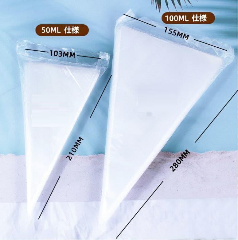 100ML 使い捨て絞り袋(100枚入り)サイズ:画像参照・型番100ML:155mm × 280mm・型番50ML:103mm × 210mm材質:プラスチックカラー:透明特長:たっぷり100枚入りで便利1パックに100枚入りの大容量。使い捨てタイプなので衛生的に使用でき、お手入れの手間がかかりません。丈夫で使いやすい破れにくく、クリームの絞り出しがスムーズにできる高品質なプラスチック素材を採用。適度な厚みでしっかりした作りになっています。さまざまなお菓子作りに最適ケーキ、クッキー、チョコレート、パイ、ビスケットなどのデコレーションに欠かせないアイテム。クリームやチョコレートの絞り出しが簡単にできます。冷蔵庫での保管も可能クリームを入れた状態で冷蔵庫に保管でき、使いたいときにそのまま使用可能。冷やしながら作業することもできます。おすすめポイント:・大容量100枚入りでコスパ抜群・丈夫なプラスチック素材で破れにくい・使い捨てで衛生的、お手入れ不要・お菓子作りやケーキデコレーションに最適・冷蔵保存も可能で便利50ML--100ML 破れにくい厚手 キッチン用品 食器 調理器具 人気 型番50ML 型番100ML 2点セット 3点セット 1点セット