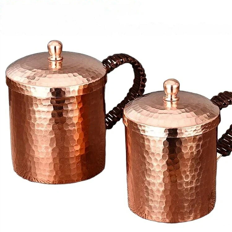 サイズ350ml 500mlサイズについての説明サイズ:【350ml】口径7.5cm 高さ12cm 底径7.5cm 容量350ml【550ml】口径9cm 高さ13cm 底径9cm 容量350ml※サイズ計測には誤差が生じます。素材銅製色写真色備考サイズ詳細等の測り方はスタッフ間で統一、徹底はしておりますが、実寸は商品によって若干の誤差(1cm〜3cm )がある場合がございますので、予めご了承ください。製造ロットにより、細部形状の違いや、同色でも色味に多少の誤差が生じます。パッケージは改良のため予告なく仕様を変更する場合があります。▼商品の色は、撮影時の光や、お客様のモニターの色具合などにより、実際の商品と異なる場合がございます。あらかじめ、ご了承ください。▼生地の特性上、やや匂いが強く感じられるものもございます。数日のご使用や陰干しなどで気になる匂いはほとんど感じられなくなります。▼同じ商品でも生産時期により形やサイズ、カラーに多少の誤差が生じる場合もございます。▼他店舗でも在庫を共有して販売をしている為、受注後欠品となる場合もございます。予め、ご了承お願い申し上げます。▼指定された配送時間は承っておりません。【】銅製コップ フタ付きマグカップ 純銅製 コーヒー お茶用品 マグカップ ティーカップ ティーカップ 通販 350ml 500ml