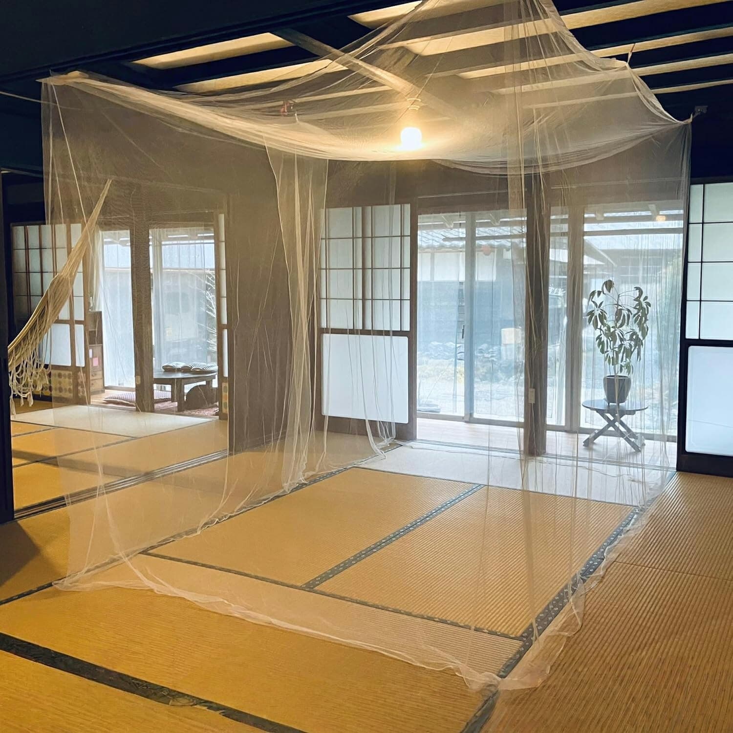 【商品詳細】素 材:高級ポリエステルカラー:ホワイトサイズ:幅1.5m×長さ2m×高さ2m、幅1.8m×長さ2m×高さ2m、幅2m×長さ2.5m×高さ2m、幅2m×長さ3m×高さ2m、幅2m×長さ4m×高さ2m重 さ:200-700g【適用シーン】通風 透気 夏 真夏 蚊 ブヨ 毛虫 百足対策 ほこり 蚊帳 ゴキブリ カーテン 網戸 取付簡単 爽やか さわやか 屋内用 ベッド メッシュ 部屋 寝室 家 室内 かや 網 簡単 侵入防止 使いやすい 便利 家庭用 夜中 夜間 就寝時 寝る時 屋外 テント型 出入りしやすい 夏の快適寝具 かや 底つき 住宅 ベッド飾り【適用対象】子ども 新生児 乳児 赤ちゃん 子供 男性 社会人 女性 成人 大人【商品特徴】高品質なポリエステル採用: 細かい網目に設計され、虫を効果的に防ぎ、快適な就寝環境を提供します。加高加密仕様で、より安心してお使いいただけます。同色系の紐デザイン: 実用性と美しさを兼ね備えた配慮されたデザインで、部屋の雰囲気に自然と溶け込み、清潔感のある印象を与えます。優れたプラスチック製のフック: 壊れにくく、取り付けが簡単な設計で、日常的な使用に便利です。学校の寮や一人暮らしにも最適です。細やかな縫製: 工夫された縫製技術で、隅々まで丁寧に仕上げられています。耐久性があり、長期間ご使用いただけます。コンパクト収納: 折りたたみやすく、収納が簡単なので、使わないときは場所を取りません。持ち運びも楽々です。【商品説明】学生生活を快適にするために設計された「学生蚊帳」は、単人向けに最適化されたサイズ感と機能性を持ち合わせています。高品質なポリエステル素材を使用した細かい網目により、虫をしっかりとシャットアウトし、快適な睡眠空間を実現します。同色系の紐デザインで見た目もスッキリしており、プラスチック製のフックは設置が簡単かつ耐久性に優れています。丁寧な縫製により、長期間のご使用でも品質が保たれるので、学校の寮や一人暮らしの方にもぴったりです。加高加密設計で安全性も向上し、安心してお使いいただけます。快適な眠りのために、ぜひこの学生蚊帳をご検討ください。【注意事項】※手測りのため、少し誤差がございます。※画像はご覧になっているモニター等により実際の商品と多少色味が異なります。※本製品は海外輸入品となりますので、パッケージも海外パッケージ(中国/英語表記など)となっている場合がございます。商品及びにパッケージの埃や傷と破損などはご容赦ください。その理由による返品はお受け出来かねますのでご了承くださいませ。※受け取り者氏名は会社名または英語名では使用できません、本名で使用しなければなりません。※商品がお手元に届きましたら、商品に不具合が無いかご確認ください。万が一欠陥、不良、違う商品が届いた場合、配送中で商品が壊れたなどの原因で返品、交換のご希望の場合、必ず商品到着後7営業日以内にメール/お問い合わせにてご連絡ください。蚊帳 吊り下げ 大型 庭 おしゃれ か 幅1.5m×長さ2m×高さ2m 幅1.8m×長さ2m×高さ2m 幅2m×長さ3m×高さ2m 幅2m×長さ4m×高さ2m