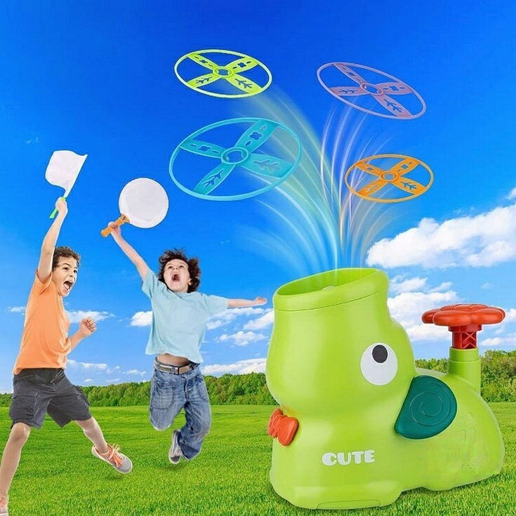 【理想的な親子ゲーム】フライングディスクランチャーは、楽しみながら数字のスキルを学ぶのに最適な方法です。子供たちが一人で遊んでいるときに、忍耐力を向上させ、独立した思考と学習スキルを発達させるのに最適な教育玩具です。子供と親がゲームに集中するとき、それは彼らの間の絆を促進する素晴らしいインタラクティブなゲームになるでしょう.【遊びやすい】フライングトイのディスクシューターを口に入れ、ペダルを踏むとフライングトイが飛び出します。ソーサーが飛び出した後はネットでキャッチできます。子供たちは単独で、または他の子供やパートナーと遊ぶことができます。【子供の運動能力を刺激する】フットフライングソーサーランチャーで遊んでいる間、子供たちは無意識のうちに運動能力、脳の感度、素早い反応時間、手と目の協調、動く物体への集中力を発達させます。フライングディスクをキャプチャするためのルールを設定するだけで、お子様はこれらの簡単で安全なエクササイズに楽しく参加できます。【ギフトに最適】フライングソーサーランチャーおもちゃはとても楽しく、お子様を何時間も夢中にさせます。パーティー、誕生日、休日、クリスマスなど、あらゆる機会に最適です。複数の子供たちと遊ぶことができるため、子供たちの間の相互作用が増加します。【耐衝撃性】フライングディスクランチャーのおもちゃは、高品質のプラスチック素材で作られており、丈夫で耐衝撃性があります。子供でも両足で踏んでしまうほどの強度があります。サイズ11点セットサイズについての説明本体:22x12.5x19cmセット内容:本体素材プラスチック色グリーン ピンク備考サイズ詳細等の測り方はスタッフ間で統一、徹底はしておりますが、実寸は商品によって若干の誤差(1cm〜3cm )がある場合がございますので、予めご了承ください。製造ロットにより、細部形状の違いや、同色でも色味に多少の誤差が生じます。パッケージは改良のため予告なく仕様を変更する場合があります。▼商品の色は、撮影時の光や、お客様のモニターの色具合などにより、実際の商品と異なる場合がございます。あらかじめ、ご了承ください。▼生地の特性上、やや匂いが強く感じられるものもございます。数日のご使用や陰干しなどで気になる匂いはほとんど感じられなくなります。▼同じ商品でも生産時期により形やサイズ、カラーに多少の誤差が生じる場合もございます。▼他店舗でも在庫を共有して販売をしている為、受注後欠品となる場合もございます。予め、ご了承お願い申し上げます。フライング ディスク 外遊び 玩具 空 おもちゃ スポーツトイ アクショントイ フリスビー 人気 グリーン ピンク