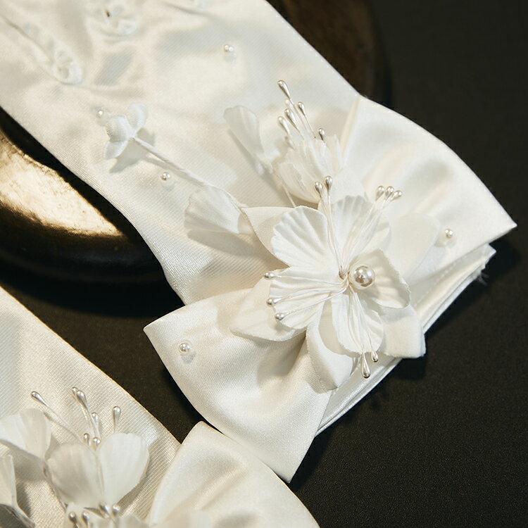 【送料無料】ウェディンググローブ ブライダル手袋 ドレスグローブ 花嫁 花 蝶結び パール サテン ショートグローブ 指ありドレスグローブ ウェディング小物 結婚式 挙式 ニ次会 披露宴 パーティー 清楚 高品質 撮影道具