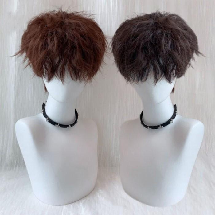 [ セット内容 ]フルウイッグ/ヘアネット【※こちらの商品は、個人差等ございますので、商品ご到着後、お客様ご自身より手くしやカット等多少の調節が必要な場合もございます。】「記載のないアクセサリー、小物等は付属しません」[ カラー ]ブラウン/ブラウンブラック[ 素材 ]耐熱ファイバー[ サイズ ](cm)フリーサイズ※表記寸法と実寸値の多少の誤差はご容赦ください。※ご注意：詳しいサイズや注意点については、【商品情報・詳細】を必ずご確認ください。ウィッグ 男装 メンズ 短髪 かつら 自然 フルウィッグ ショートウィッグ ショートヘア 前髪あり コスプレ おしゃれ かっこいい 可愛い ショート 耐熱ウィッグ 小顔効果抜群 コスチューム 仮装 演劇 文化祭 学園祭 ハロウィン イベント 韓国風 dp052m3m3x0サイズ表（cm）フリーサイズ※表記寸法と実寸値の多少の誤差はご容赦ください。注意事項下記項目を必ずご一読頂き、ご了承の上ご注文をお願いします。● 閲覧環境により掲載写真と実際の商品の色合いが異なる場合があります。● モデルに小物を使う場合がございますが商品に含まれません。● 稀ではございますが製造過程・出荷過程で出来る細かなキズ・折りジワ・汚れ・ほつれ等がございます。細部まで気になる方のご購入はご遠慮ください。● 商品の仕様・デザインは製造元の都合により予告なく変更することがあります。また、突然の欠品等で商品手配の遅れや手配ができない場合がございますので、ご了承ください。● 海外製品のため品質表示タグのついていない商品もございます。● 万が一商品に不備があった場合の返品・交換は商品到着後5日以内とさせていただいております。期日以降はお受け致しかねます。● 土日祝祭日のご注文およびお問い合わせへの弊社からの回答は翌営業日以降となります。結婚式やイベントにて、ご友人と同じ商品をそれぞれ別にご購入予定のお客様へ● ご友人と同日にご注文・ご入金をお願い致します。（難しい場合、ご注文前にご相談ください）● ご注文の際にご注文手続きページにて【同じ商品を希望するご友人のお名前】欄に、該当するご友人のお名前を必ずご記入ください。● 製造元の都合により稀に商品の仕様（色味やデザイン等）が予告なく変更する場合や複数店舗販売の関係上、在庫切れが起こる場合がございます。● ご友人のお名前のご記入がなかった場合や、別日でのご購入、またはご入金が遅れてしまった等の理由による在庫切れ・仕様変更によるデザインの相違があった場合の交換、返品等は受け付けることができなくなりますのでご注意願います。お買い物ガイド　＞