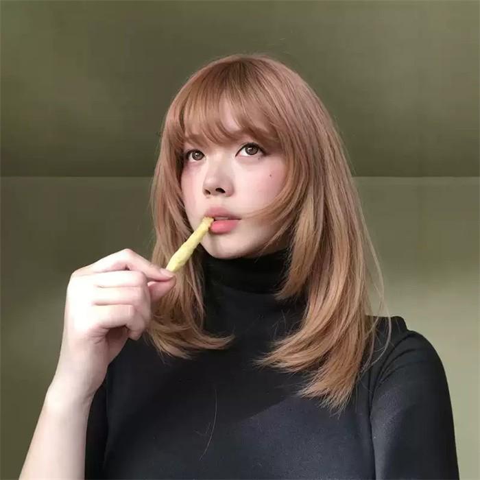 [ セット内容 ]ウィッグ※こちらの商品は、個人差等ございますので、商品ご到着後、お客様ご自身より手くしやカット等多少の調節が必要な場合もございます。「記載のないアクセサリー　小物等は付属しません」[ カラー ]オレンジ[ 素材 ]高温耐熱ファイバー[ サイズ ](cm)長さ：約50cm※表記寸法と実寸値の多少の誤差はご容赦ください。※ご注意：詳しいサイズや注意点については、【商品情報・詳細】を必ずご確認ください。ウィッグ ミディアムへア ストレート 前髪あり フルウィッグ 可愛い コスレ ロリータ ゴスロリ 原宿 レディース コスチューム 仮装 大人 おしゃれ 普段使い 日常使い イベント 学園祭 演劇 舞台 学芸会 文化祭 ハロウィンサイズ表（cm）長さ：約50cm※表記寸法と実寸値の多少の誤差はご容赦ください。注意事項下記項目を必ずご一読頂き、ご了承の上ご注文をお願いします。● 閲覧環境により掲載写真と実際の商品の色合いが異なる場合があります。● モデルに小物を使う場合がございますが商品に含まれません。● 稀ではございますが製造過程・出荷過程で出来る細かなキズ・折りジワ・汚れ・ほつれ等がございます。細部まで気になる方のご購入はご遠慮ください。● 商品の仕様・デザインは製造元の都合により予告なく変更することがあります。また、突然の欠品等で商品手配の遅れや手配ができない場合がございますので、ご了承ください。● 海外製品のため品質表示タグのついていない商品もございます。● 万が一商品に不備があった場合の返品・交換は商品到着後5日以内とさせていただいております。期日以降はお受け致しかねます。● 土日祝祭日のご注文およびお問い合わせへの弊社からの回答は翌営業日以降となります。結婚式やイベントにて、ご友人と同じ商品をそれぞれ別にご購入予定のお客様へ● ご友人と同日にご注文・ご入金をお願い致します。（難しい場合、ご注文前にご相談ください）● ご注文の際にご注文手続きページにて【同じ商品を希望するご友人のお名前】欄に、該当するご友人のお名前を必ずご記入ください。● 製造元の都合により稀に商品の仕様（色味やデザイン等）が予告なく変更する場合や複数店舗販売の関係上、在庫切れが起こる場合がございます。● ご友人のお名前のご記入がなかった場合や、別日でのご購入、またはご入金が遅れてしまった等の理由による在庫切れ・仕様変更によるデザインの相違があった場合の交換、返品等は受け付けることができなくなりますのでご注意願います。お買い物ガイド　＞