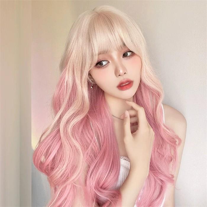 [ セット内容 ]ウィッグ/ヘアネット【※こちらの商品は、個人差等ございますので、商品ご到着後、お客様ご自身より手くしやカット等多少の調節が必要な場合もございます。】「記載のないアクセサリー　小物等は付属しません」[ カラー ]ゴールド×ピンク[ 素材 ]高温耐熱ファイバー[ サイズ ](cm)長さ：約65cm※表記寸法と実寸値の多少の誤差はご容赦ください。※ご注意：詳しいサイズや注意点については、【商品情報・詳細】を必ずご確認ください。ウィッグ メッシュ レディース フルウィッグ ロング 巻き髪 前髪あり 可愛い かわいい 大人用 コスプレ ロリータ ゴスロリ コスチューム 原宿風 仮装 超自然 かつら wig Lolita 小顔 文化祭 イベント 学園祭 ハロウィン 自然サイズ表（cm）長さ：約65cm※表記寸法と実寸値の多少の誤差はご容赦ください。注意事項下記項目を必ずご一読頂き、ご了承の上ご注文をお願いします。● 閲覧環境により掲載写真と実際の商品の色合いが異なる場合があります。● モデルに小物を使う場合がございますが商品に含まれません。● 稀ではございますが製造過程・出荷過程で出来る細かなキズ・折りジワ・汚れ・ほつれ等がございます。細部まで気になる方のご購入はご遠慮ください。● 商品の仕様・デザインは製造元の都合により予告なく変更することがあります。また、突然の欠品等で商品手配の遅れや手配ができない場合がございますので、ご了承ください。● 海外製品のため品質表示タグのついていない商品もございます。● 万が一商品に不備があった場合の返品・交換は商品到着後5日以内とさせていただいております。期日以降はお受け致しかねます。● 土日祝祭日のご注文およびお問い合わせへの弊社からの回答は翌営業日以降となります。結婚式やイベントにて、ご友人と同じ商品をそれぞれ別にご購入予定のお客様へ● ご友人と同日にご注文・ご入金をお願い致します。（難しい場合、ご注文前にご相談ください）● ご注文の際にご注文手続きページにて【同じ商品を希望するご友人のお名前】欄に、該当するご友人のお名前を必ずご記入ください。● 製造元の都合により稀に商品の仕様（色味やデザイン等）が予告なく変更する場合や複数店舗販売の関係上、在庫切れが起こる場合がございます。● ご友人のお名前のご記入がなかった場合や、別日でのご購入、またはご入金が遅れてしまった等の理由による在庫切れ・仕様変更によるデザインの相違があった場合の交換、返品等は受け付けることができなくなりますのでご注意願います。お買い物ガイド　＞