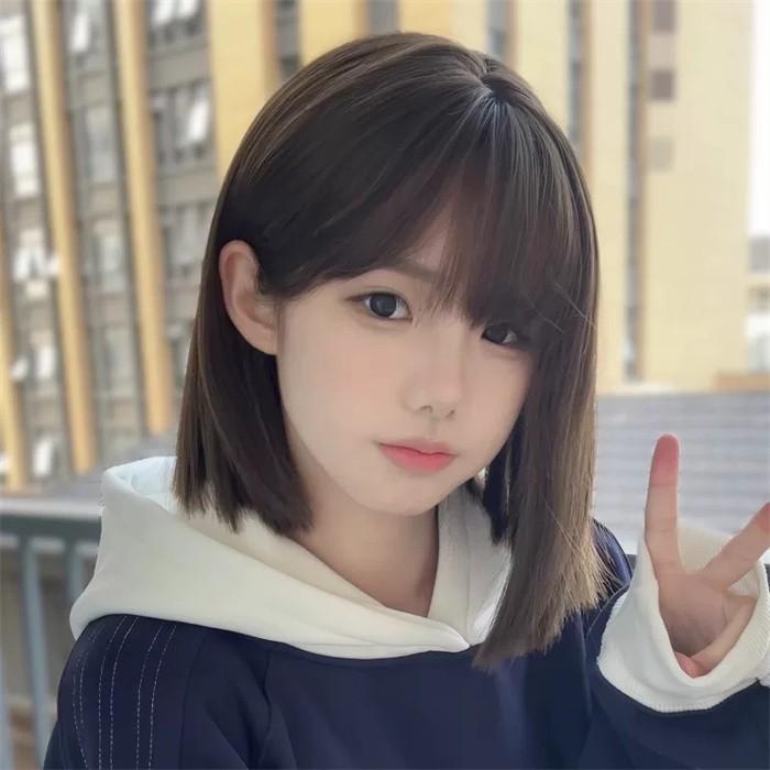 [ セット内容 ]ウィッグ※こちらの商品は、個人差等ございますので、商品ご到着後、お客様ご自身より手くしやカット等多少の調節が必要な場合もございます。「記載のないアクセサリー　小物等は付属しません」[ カラー ]ブラック[ 素材 ]高温耐熱ファイバー[ サイズ ](cm)長さ：約45cm※表記寸法と実寸値の多少の誤差はご容赦ください。※ご注意：詳しいサイズや注意点については、【商品情報・詳細】を必ずご確認ください。フルウィッグ ショート レディース ふんわり前髪 前髪あり かつら ぱっつん前髪 コスプレ 可愛い コスチューム 仮装 大人用 普段使い 日常使い イベント 学園祭 演劇 舞台 学芸会 文化祭サイズ表（cm）長さ：約45cm※表記寸法と実寸値の多少の誤差はご容赦ください。注意事項下記項目を必ずご一読頂き、ご了承の上ご注文をお願いします。● 閲覧環境により掲載写真と実際の商品の色合いが異なる場合があります。● モデルに小物を使う場合がございますが商品に含まれません。● 稀ではございますが製造過程・出荷過程で出来る細かなキズ・折りジワ・汚れ・ほつれ等がございます。細部まで気になる方のご購入はご遠慮ください。● 商品の仕様・デザインは製造元の都合により予告なく変更することがあります。また、突然の欠品等で商品手配の遅れや手配ができない場合がございますので、ご了承ください。● 海外製品のため品質表示タグのついていない商品もございます。● 万が一商品に不備があった場合の返品・交換は商品到着後5日以内とさせていただいております。期日以降はお受け致しかねます。● 土日祝祭日のご注文およびお問い合わせへの弊社からの回答は翌営業日以降となります。結婚式やイベントにて、ご友人と同じ商品をそれぞれ別にご購入予定のお客様へ● ご友人と同日にご注文・ご入金をお願い致します。（難しい場合、ご注文前にご相談ください）● ご注文の際にご注文手続きページにて【同じ商品を希望するご友人のお名前】欄に、該当するご友人のお名前を必ずご記入ください。● 製造元の都合により稀に商品の仕様（色味やデザイン等）が予告なく変更する場合や複数店舗販売の関係上、在庫切れが起こる場合がございます。● ご友人のお名前のご記入がなかった場合や、別日でのご購入、またはご入金が遅れてしまった等の理由による在庫切れ・仕様変更によるデザインの相違があった場合の交換、返品等は受け付けることができなくなりますのでご注意願います。お買い物ガイド　＞