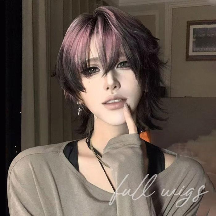 [ セット内容 ]ウィッグ/ヘアネット【※こちらの商品は、個人差等ございますので、商品ご到着後、お客様ご自身より手くしやカット等多少の調節が必要な場合もございます。】「記載のないアクセサリー　小物等は付属しません」[ カラー ]パープル[ 素材 ]高温耐熱ファイバー[ サイズ ](cm)長さ：約35cm※表記寸法と実寸値の多少の誤差はご容赦ください。※ご注意：詳しいサイズや注意点については、【商品情報・詳細】を必ずご確認ください。ウィッグ パープル 紫髪 フルウィッグ ショート グラデーション 前髪あり 可愛い かわいい レディース メンズ 撮影用 ハロウィン 仮装 制服 ロリータ ゴスロリ コスプレ コスチューム 原宿風 超自然 かつら 小顔 文化祭 イベント 学園祭サイズ表（cm）長さ：約35cm※表記寸法と実寸値の多少の誤差はご容赦ください。注意事項下記項目を必ずご一読頂き、ご了承の上ご注文をお願いします。● 閲覧環境により掲載写真と実際の商品の色合いが異なる場合があります。● モデルに小物を使う場合がございますが商品に含まれません。● 稀ではございますが製造過程・出荷過程で出来る細かなキズ・折りジワ・汚れ・ほつれ等がございます。細部まで気になる方のご購入はご遠慮ください。● 商品の仕様・デザインは製造元の都合により予告なく変更することがあります。また、突然の欠品等で商品手配の遅れや手配ができない場合がございますので、ご了承ください。● 海外製品のため品質表示タグのついていない商品もございます。● 万が一商品に不備があった場合の返品・交換は商品到着後5日以内とさせていただいております。期日以降はお受け致しかねます。● 土日祝祭日のご注文およびお問い合わせへの弊社からの回答は翌営業日以降となります。結婚式やイベントにて、ご友人と同じ商品をそれぞれ別にご購入予定のお客様へ● ご友人と同日にご注文・ご入金をお願い致します。（難しい場合、ご注文前にご相談ください）● ご注文の際にご注文手続きページにて【同じ商品を希望するご友人のお名前】欄に、該当するご友人のお名前を必ずご記入ください。● 製造元の都合により稀に商品の仕様（色味やデザイン等）が予告なく変更する場合や複数店舗販売の関係上、在庫切れが起こる場合がございます。● ご友人のお名前のご記入がなかった場合や、別日でのご購入、またはご入金が遅れてしまった等の理由による在庫切れ・仕様変更によるデザインの相違があった場合の交換、返品等は受け付けることができなくなりますのでご注意願います。お買い物ガイド　＞