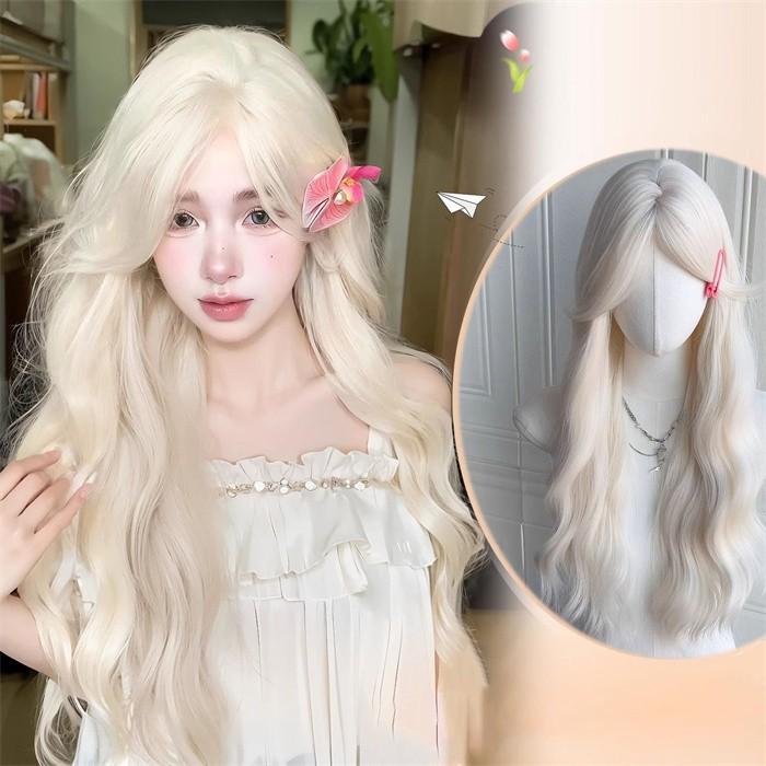 [ セット内容 ]フルウイッグ/ヘアネット【※こちらの商品は、個人差等ございますので、商品ご到着後、お客様ご自身より手くしやカット等多少の調節が必要な場合もございます。】「記載のないアクセサリー、小物等は付属しません」[ カラー ]オフホワイト[ 素材 ]耐熱ファイバー[ サイズ ](cm)フリーサイズ※表記寸法と実寸値の多少の誤差はご容赦ください。※ご注意：詳しいサイズや注意点については、【商品情報・詳細】を必ずご確認ください。ウィッグ ロング ウェーブ ミルクブロンド 金髪 ベージュ フルウィッグ レディース 自然 韓国風 小顔効果 かわいい 姫系 ロリータ 耐熱 wig かつら コスプレ 撮影 イベント 日常 ファッション おしゃれ フェミニン ハロウィン パーティー カール ロングヘア dq327x1x1lcサイズ表（cm）フリーサイズ※表記寸法と実寸値の多少の誤差はご容赦ください。注意事項下記項目を必ずご一読頂き、ご了承の上ご注文をお願いします。● 閲覧環境により掲載写真と実際の商品の色合いが異なる場合があります。● モデルに小物を使う場合がございますが商品に含まれません。● 稀ではございますが製造過程・出荷過程で出来る細かなキズ・汚れ・ほつれ等がございます。細部まで気になる方のご購入はご遠慮ください。● 商品の仕様・デザインは製造元の都合により予告なく変更することがあります。また、突然の欠品等で商品手配の遅れや手配ができない場合がございますので、ご了承ください。● 海外製品のため品質表示タグのついていない商品もございます。● 万が一商品に不備があった場合の返品・交換は商品到着後5日以内とさせていただいております。期日以降はお受け致しかねます。● 土日祝祭日のご注文およびお問い合わせへの弊社からの回答は翌営業日以降となります。結婚式やイベントにて、ご友人と同じ商品をそれぞれ別にご購入予定のお客様へ● ご友人と同日にご注文・ご入金をお願い致します。（難しい場合、ご注文前にご相談ください）● ご注文の際にご注文手続きページにて【同じ商品を希望するご友人のお名前】欄に、該当するご友人のお名前を必ずご記入ください。● 製造元の都合により稀に商品の仕様（色味やデザイン等）が予告なく変更する場合や複数店舗販売の関係上、在庫切れが起こる場合がございます。● ご友人のお名前のご記入がなかった場合や、別日でのご購入、またはご入金が遅れてしまった等の理由による在庫切れ・仕様変更によるデザインの相違があった場合の交換、返品等は受け付けることができなくなりますのでご注意願います。お買い物ガイド　＞