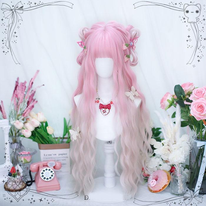 [ セット内容 ]ウイッグ/ヘアネット「記載のないアクセサリー、小物等は付属しません」[ カラー ]ピンクホワイト[ 素材 ]耐熱ファイバー[ サイズ ](cm)フリーサイズ：長さ約75m※こちらの商品は、個人差等ございますので、商品ご到着後、お客様により手くしやカット等多少の調節が必要な場合もございます。※ご注意：詳しいサイズや注意点については、【商品情報・詳細】を必ずご確認ください。フルウィッグ ロング ウェーブ ピンク ホワイト グラデーション 耐熱 自然 可愛い 姫系 コスプレ ハロウィン パーティー レディース dp399c0c0lcサイズ表（cm）フリーサイズ：長さ約75m※こちらの商品は、個人差等ございますので、商品ご到着後、お客様により手くしやカット等多少の調節が必要な場合もございます。注意事項下記項目を必ずご一読頂き、ご了承の上ご注文をお願いします。● 閲覧環境により掲載写真と実際の商品の色合いが異なる場合があります。● モデルに小物を使う場合がございますが商品に含まれません。● 稀ではございますが製造過程・出荷過程で出来る細かなキズ・汚れ・ほつれ等がございます。細部まで気になる方のご購入はご遠慮ください。● 商品の仕様・デザインは製造元の都合により予告なく変更することがあります。また、突然の欠品等で商品手配の遅れや手配ができない場合がございますので、ご了承ください。● 海外製品のため品質表示タグのついていない商品もございます。● 万が一商品に不備があった場合の返品・交換は商品到着後5日以内とさせていただいております。期日以降はお受け致しかねます。● 土日祝祭日のご注文およびお問い合わせへの弊社からの回答は翌営業日以降となります。結婚式やイベントにて、ご友人と同じ商品をそれぞれ別にご購入予定のお客様へ● ご友人と同日にご注文・ご入金をお願い致します。（難しい場合、ご注文前にご相談ください）● ご注文の際にご注文手続きページにて【同じ商品を希望するご友人のお名前】欄に、該当するご友人のお名前を必ずご記入ください。● 製造元の都合により稀に商品の仕様（色味やデザイン等）が予告なく変更する場合や複数店舗販売の関係上、在庫切れが起こる場合がございます。● ご友人のお名前のご記入がなかった場合や、別日でのご購入、またはご入金が遅れてしまった等の理由による在庫切れ・仕様変更によるデザインの相違があった場合の交換、返品等は受け付けることができなくなりますのでご注意願います。お買い物ガイド　＞
