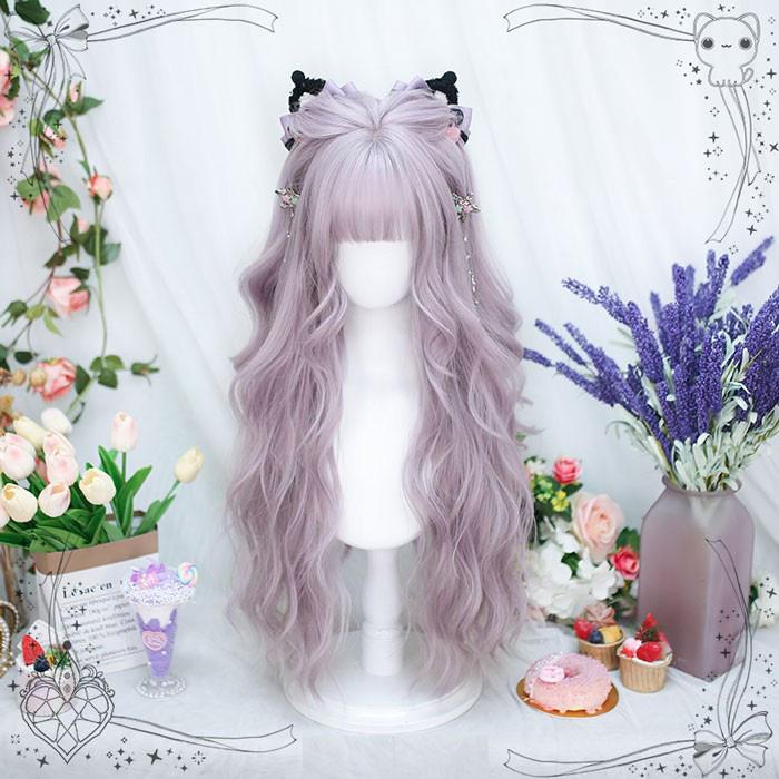 [ セット内容 ]ウイッグ/ヘアネット「記載のないアクセサリー、小物等は付属しません」[ カラー ]ラベンダーパープル[ 素材 ]耐熱ファイバー[ サイズ ](cm)フリーサイズ：長さ約70m※こちらの商品は、個人差等ございますので、商品ご到着後、お客様により手くしやカット等多少の調節が必要な場合もございます。※ご注意：詳しいサイズや注意点については、【商品情報・詳細】を必ずご確認ください。フルウィッグ ロング ウェーブ ラベンダー パープル 耐熱 自然 可愛い 小顔効果 レディース コスプレ ハロウィン パーティー 姫系 dp400c0c0lcサイズ表（cm）フリーサイズ：長さ約70m※こちらの商品は、個人差等ございますので、商品ご到着後、お客様により手くしやカット等多少の調節が必要な場合もございます。注意事項下記項目を必ずご一読頂き、ご了承の上ご注文をお願いします。● 閲覧環境により掲載写真と実際の商品の色合いが異なる場合があります。● モデルに小物を使う場合がございますが商品に含まれません。● 稀ではございますが製造過程・出荷過程で出来る細かなキズ・汚れ・ほつれ等がございます。細部まで気になる方のご購入はご遠慮ください。● 商品の仕様・デザインは製造元の都合により予告なく変更することがあります。また、突然の欠品等で商品手配の遅れや手配ができない場合がございますので、ご了承ください。● 海外製品のため品質表示タグのついていない商品もございます。● 万が一商品に不備があった場合の返品・交換は商品到着後5日以内とさせていただいております。期日以降はお受け致しかねます。● 土日祝祭日のご注文およびお問い合わせへの弊社からの回答は翌営業日以降となります。結婚式やイベントにて、ご友人と同じ商品をそれぞれ別にご購入予定のお客様へ● ご友人と同日にご注文・ご入金をお願い致します。（難しい場合、ご注文前にご相談ください）● ご注文の際にご注文手続きページにて【同じ商品を希望するご友人のお名前】欄に、該当するご友人のお名前を必ずご記入ください。● 製造元の都合により稀に商品の仕様（色味やデザイン等）が予告なく変更する場合や複数店舗販売の関係上、在庫切れが起こる場合がございます。● ご友人のお名前のご記入がなかった場合や、別日でのご購入、またはご入金が遅れてしまった等の理由による在庫切れ・仕様変更によるデザインの相違があった場合の交換、返品等は受け付けることができなくなりますのでご注意願います。お買い物ガイド　＞
