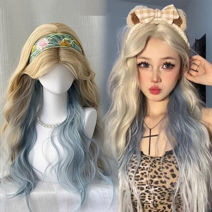 [ セット内容 ]フルウイッグ/ヘアネット【※こちらの商品は、個人差等ございますので、商品ご到着後、お客様ご自身より手くしやカット等多少の調節が必要な場合もございます。】「記載のないアクセサリー、小物等は付属しません」[ カラー ]ベージュ*ブルー[ 素材 ]耐熱ファイバー[ サイズ ](cm)フリーサイズ：約60cm※表記寸法と実寸値の多少の誤差はご容赦ください。※ご注意：詳しいサイズや注意点については、【商品情報・詳細】を必ずご確認ください。ウィッグ ロング レディース ハーフウィッグ グラデーション 金髪 ブロンド×ブルー 前髪なし 耐熱 フルウィッグ 自然 コスプレ ハロウィン パーティー 普段使い 韓国風 小顔効果 ゆるふわウェーブ dq319x1x1lcサイズ表（cm）フリーサイズ：約60cm※表記寸法と実寸値の多少の誤差はご容赦ください。注意事項下記項目を必ずご一読頂き、ご了承の上ご注文をお願いします。● 閲覧環境により掲載写真と実際の商品の色合いが異なる場合があります。● モデルに小物を使う場合がございますが商品に含まれません。● 稀ではございますが製造過程・出荷過程で出来る細かなキズ・汚れ・ほつれ等がございます。細部まで気になる方のご購入はご遠慮ください。● 商品の仕様・デザインは製造元の都合により予告なく変更することがあります。また、突然の欠品等で商品手配の遅れや手配ができない場合がございますので、ご了承ください。● 海外製品のため品質表示タグのついていない商品もございます。● 万が一商品に不備があった場合の返品・交換は商品到着後5日以内とさせていただいております。期日以降はお受け致しかねます。● 土日祝祭日のご注文およびお問い合わせへの弊社からの回答は翌営業日以降となります。結婚式やイベントにて、ご友人と同じ商品をそれぞれ別にご購入予定のお客様へ● ご友人と同日にご注文・ご入金をお願い致します。（難しい場合、ご注文前にご相談ください）● ご注文の際にご注文手続きページにて【同じ商品を希望するご友人のお名前】欄に、該当するご友人のお名前を必ずご記入ください。● 製造元の都合により稀に商品の仕様（色味やデザイン等）が予告なく変更する場合や複数店舗販売の関係上、在庫切れが起こる場合がございます。● ご友人のお名前のご記入がなかった場合や、別日でのご購入、またはご入金が遅れてしまった等の理由による在庫切れ・仕様変更によるデザインの相違があった場合の交換、返品等は受け付けることができなくなりますのでご注意願います。お買い物ガイド　＞