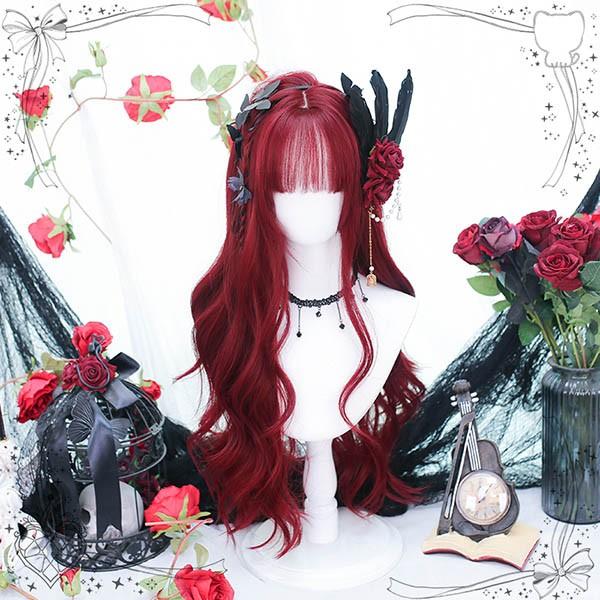 [ セット内容 ]ウィッグ/ヘアネット【※こちらの商品は、個人差等ございますので、商品ご到着後、お客様ご自身より手くしやカット等多少の調節が必要な場合もございます。】「記載のないアクセサリー　小物等は付属しません」[ カラー ]ワインレッド[ 素材 ]高温耐熱ファイバー[ サイズ ](cm)長さ：約63cm※表記寸法と実寸値の多少の誤差はご容赦ください。※ご注意：詳しいサイズや注意点については、【商品情報・詳細】を必ずご確認ください。[ 送料 ]3980円以上送料無料沖縄県・離島のみ9800円以上送料無料ウィッグ レディース フルウィッグ ロング 巻き髪 ワインレッド ぱっつん前髪 前髪あり 可愛い かわいい 大人用 コスプレ ロリータ ゴスロリ コスチューム 原宿風 仮装 超自然 かつら wig Lolita 小顔 文化祭 イベント 学園祭 ハロウィン dq149n1n1m3サイズ表（cm）長さ：約63cm※表記寸法と実寸値の多少の誤差はご容赦ください。「記載のないアクセサリー、小物等は付属しません」注意事項下記項目を必ずご一読頂き、ご了承の上ご注文をお願いします。● 閲覧環境により掲載写真と実際の商品の色合いが異なる場合があります。● モデルに小物を使う場合がございますが商品に含まれません。● 稀ではございますが製造過程・出荷過程で出来る細かなキズ・汚れ・ほつれ等がございます。細部まで気になる方のご購入はご遠慮ください。● 商品の仕様・デザインは製造元の都合により予告なく変更することがあります。また、突然の欠品等で商品手配の遅れや手配ができない場合がございますので、ご了承ください。● ボタンの穴が開いていない商品が稀にございますが不良品ではございません。● 海外製品のため品質表示タグのついていない商品もございます。● 万が一商品に不備があった場合の返品・交換は商品到着後5日以内とさせていただいております。期日以降はお受け致しかねます。● 土日祝祭日のご注文およびお問い合わせへの弊社からの回答は翌営業日以降となります。結婚式やイベントにて、ご友人と同じ商品をそれぞれ別にご購入予定のお客様へ● ご友人と同日にご注文・ご入金をお願い致します。（難しい場合、ご注文前にご相談ください）● ご注文の際にご注文手続きページにて【同じ商品を希望するご友人のお名前】欄に、該当するご友人のお名前を必ずご記入ください。● 製造元の都合により稀に商品の仕様（色味やデザイン等）が予告なく変更する場合や複数店舗販売の関係上、在庫切れが起こる場合がございます。● ご友人のお名前のご記入がなかった場合や、別日でのご購入、またはご入金が遅れてしまった等の理由による在庫切れ・仕様変更によるデザインの相違があった場合の交換、返品等は受け付けることができなくなりますのでご注意願います。お買い物ガイド　＞