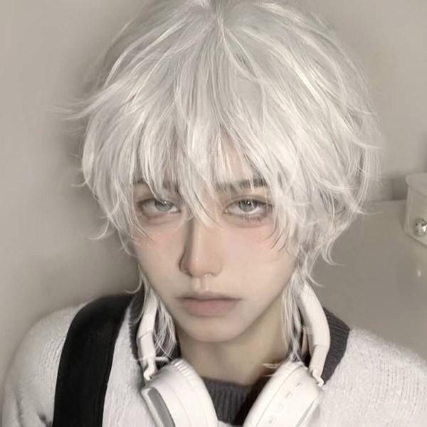 [ セット内容 ]フルウィッグ一点「記載のないアクセサリー、小物等は付属されません」[ カラー ]ホワイト[ 素材 ]耐熱ファイバー[ サイズ ](cm)フリーサイズ/約30cm【※こちらの商品は、個人差等ございますので、商品ご到着後、お客様ご自身より手くしやカット等多少の調節が必要な場合もございます。】※表記寸法と実寸値の多少の誤差はご容赦ください。※ご注意：詳しいサイズや注意点については、【商品情報・詳細】を必ずご確認ください。[ 送料 ]3980円以上送料無料沖縄県・離島のみ9800円以上送料無料ウィッグ メンズ 短髪 ホワイト シルバー ハロウィン コスプレ 仮装 かつら 自然 フルウィッグ ショートウィッグ ショートヘア 前髪あり コスプレ 男装 ナチュラル かっこいい 可愛い ショート 耐熱 小顔効果抜群 文化祭 学園祭 イベント 韓国風 dp159x1x1m3サイズ表（cm）フリーサイズ/約30cm【※こちらの商品は、個人差等ございますので、商品ご到着後、お客様ご自身より手くしやカット等多少の調節が必要な場合もございます。】※表記寸法と実寸値の多少の誤差はご容赦ください。「記載のないアクセサリー、小物等は付属しません」注意事項下記項目を必ずご一読頂き、ご了承の上ご注文をお願いします。● 閲覧環境により掲載写真と実際の商品の色合いが異なる場合があります。● モデルに小物を使う場合がございますが商品に含まれません。● 稀ではございますが製造過程・出荷過程で出来る細かなキズ・汚れ・ほつれ等がございます。細部まで気になる方のご購入はご遠慮ください。● 商品の仕様・デザインは製造元の都合により予告なく変更することがあります。また、突然の欠品等で商品手配の遅れや手配ができない場合がございますので、ご了承ください。● ボタンの穴が開いていない商品が稀にございますが不良品ではございません。● 海外製品のため品質表示タグのついていない商品もございます。● 万が一商品に不備があった場合の返品・交換は商品到着後5日以内とさせていただいております。期日以降はお受け致しかねます。● 土日祝祭日のご注文およびお問い合わせへの弊社からの回答は翌営業日以降となります。結婚式やイベントにて、ご友人と同じ商品をそれぞれ別にご購入予定のお客様へ● ご友人と同日にご注文・ご入金をお願い致します。（難しい場合、ご注文前にご相談ください）● ご注文の際にご注文手続きページにて【同じ商品を希望するご友人のお名前】欄に、該当するご友人のお名前を必ずご記入ください。● 製造元の都合により稀に商品の仕様（色味やデザイン等）が予告なく変更する場合や複数店舗販売の関係上、在庫切れが起こる場合がございます。● ご友人のお名前のご記入がなかった場合や、別日でのご購入、またはご入金が遅れてしまった等の理由による在庫切れ・仕様変更によるデザインの相違があった場合の交換、返品等は受け付けることができなくなりますのでご注意願います。お買い物ガイド　＞