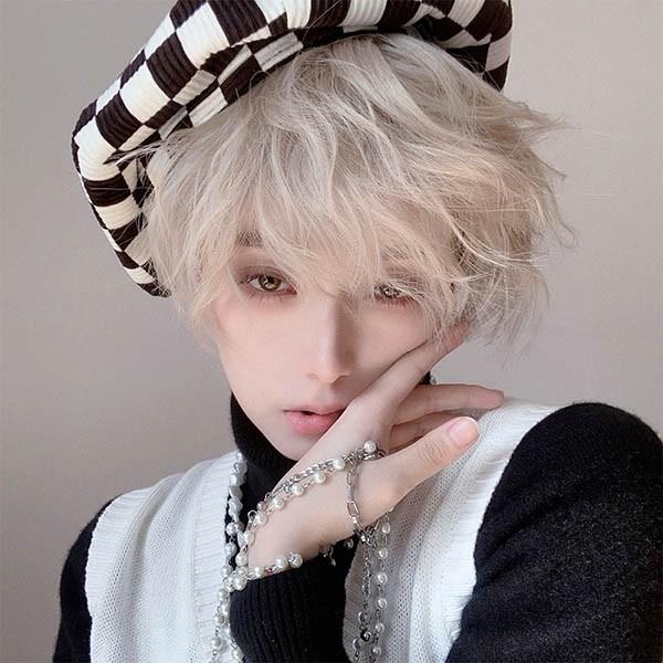 [ セット内容 ]フルウイッグ/ヘアネット【※こちらの商品は、個人差等ございますので、商品ご到着後、お客様ご自身より手くしやカット等多少の調節が必要な場合もございます。】「記載のないアクセサリー　小物等は付属しません」[ カラー ]金髪[ 素材 ]高温耐熱ファイバー[ サイズ ](cm)長さ：約30cm※表記寸法と実寸値の多少の誤差はご容赦ください。「記載のないアクセサリー、小物等は付属しません」※ご注意：詳しいサイズや注意点については、【商品情報・詳細】を必ずご確認ください。ウィッグ メンズ 短髪 かつら 自然 フルウィッグ ショートウィッグ ショートヘア 前髪あり コスプレ 男装 おしゃれ ナチュラル かっこいい 可愛い ショート 耐熱ウィッグ ゴールド 金髪 小顔効果抜群 コスチューム 文化祭 学園祭 イベント 韓国風 dp164n1n1x5サイズ表（cm）長さ：約30cm※表記寸法と実寸値の多少の誤差はご容赦ください。「記載のないアクセサリー、小物等は付属しません」注意事項下記項目を必ずご一読頂き、ご了承の上ご注文をお願いします。● 閲覧環境により掲載写真と実際の商品の色合いが異なる場合があります。● モデルに小物を使う場合がございますが商品に含まれません。● 稀ではございますが製造過程・出荷過程で出来る細かなキズ・汚れ・ほつれ等がございます。細部まで気になる方のご購入はご遠慮ください。● 商品の仕様・デザインは製造元の都合により予告なく変更することがあります。また、突然の欠品等で商品手配の遅れや手配ができない場合がございますので、ご了承ください。● ボタンの穴が開いていない商品が稀にございますが不良品ではございません。● 海外製品のため品質表示タグのついていない商品もございます。● 万が一商品に不備があった場合の返品・交換は商品到着後5日以内とさせていただいております。期日以降はお受け致しかねます。● 土日祝祭日のご注文およびお問い合わせへの弊社からの回答は翌営業日以降となります。結婚式やイベントにて、ご友人と同じ商品をそれぞれ別にご購入予定のお客様へ● ご友人と同日にご注文・ご入金をお願い致します。（難しい場合、ご注文前にご相談ください）● ご注文の際にご注文手続きページにて【同じ商品を希望するご友人のお名前】欄に、該当するご友人のお名前を必ずご記入ください。● 製造元の都合により稀に商品の仕様（色味やデザイン等）が予告なく変更する場合や複数店舗販売の関係上、在庫切れが起こる場合がございます。● ご友人のお名前のご記入がなかった場合や、別日でのご購入、またはご入金が遅れてしまった等の理由による在庫切れ・仕様変更によるデザインの相違があった場合の交換、返品等は受け付けることができなくなりますのでご注意願います。お買い物ガイド　＞