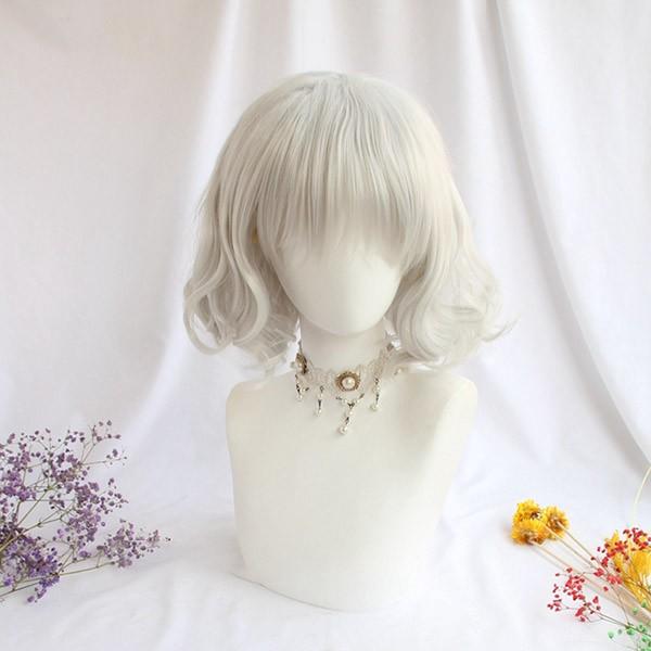 [ セット内容 ]フルウイッグ/ヘアネット【※こちらの商品は、個人差等ございますので、商品ご到着後、お客様ご自身より手くしやカット等多少の調節が必要な場合もございます。】「記載のないアクセサリー、小物等は付属しません」[ カラー ]シルバーホワイト[ 素材 ]高温耐熱ファイバー[ サイズ ](cm)フリーサイズ※ご注意：詳しいサイズや注意点については、【商品情報・詳細】を必ずご確認ください。ウィッグ フルウィッグ ホワイト パーマ ショート レディース ハロウィン ふんわり前髪 切りっぱなしボブ ボブヘアー ぱっつん 前髪あり ナチュラル 原宿風 かつら ぱっつん前髪 コスプレ 可愛い 耐熱ウィッグ コスチューム 仮装 大人用 普段使い 文化祭 イベント 学園祭 中世ヨーロッパ 女装 発表会 文化祭 学園祭 学芸会 舞台 演劇 変装 小道具 dp108x1x1x1サイズ表（cm）フリーサイズ※表記寸法と実寸値の多少の誤差はご容赦ください。「記載のないアクセサリー、小物等は付属しません」注意事項下記項目を必ずご一読頂き、ご了承の上ご注文をお願いします。● 閲覧環境により掲載写真と実際の商品の色合いが異なる場合があります。● モデルに小物を使う場合がございますが商品に含まれません。● 稀ではございますが製造過程・出荷過程で出来る細かなキズ・汚れ・ほつれ等がございます。細部まで気になる方のご購入はご遠慮ください。● 商品の仕様・デザインは製造元の都合により予告なく変更することがあります。また、突然の欠品等で商品手配の遅れや手配ができない場合がございますので、ご了承ください。● ボタンの穴が開いていない商品が稀にございますが不良品ではございません。● 海外製品のため品質表示タグのついていない商品もございます。● 万が一商品に不備があった場合の返品・交換は商品到着後5日以内とさせていただいております。期日以降はお受け致しかねます。● 土日祝祭日のご注文およびお問い合わせへの弊社からの回答は翌営業日以降となります。結婚式やイベントにて、ご友人と同じ商品をそれぞれ別にご購入予定のお客様へ● ご友人と同日にご注文・ご入金をお願い致します。（難しい場合、ご注文前にご相談ください）● ご注文の際にご注文手続きページにて【同じ商品を希望するご友人のお名前】欄に、該当するご友人のお名前を必ずご記入ください。● 製造元の都合により稀に商品の仕様（色味やデザイン等）が予告なく変更する場合や複数店舗販売の関係上、在庫切れが起こる場合がございます。● ご友人のお名前のご記入がなかった場合や、別日でのご購入、またはご入金が遅れてしまった等の理由による在庫切れ・仕様変更によるデザインの相違があった場合の交換、返品等は受け付けることができなくなりますのでご注意願います。お買い物ガイド　＞