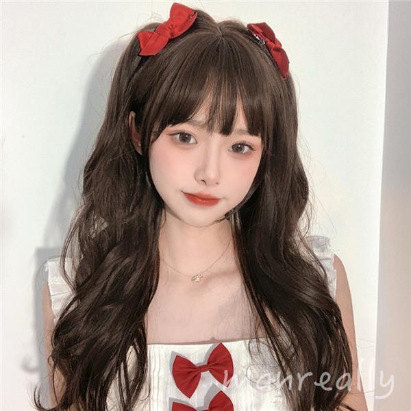 [ セット内容 ]ウィッグ/ヘアネット※こちらの商品は、個人差等ございますので、商品ご到着後、お客様により手くしやカット等多少の調節が必要な場合もございます。「記載のないアクセサリー、小物等は付属しません」[ カラー ]ブラウン[ 素材 ]高温耐熱ファイバー[ サイズ ](cm)フリーサイズ：長さ約54cm※ご注意：詳しいサイズや注意点については、【商品情報・詳細】を必ずご確認ください。フルウィッグ ロング 自然 ウィッグ lolita 可愛い 超自然 ネット付 キュート 小顔 コスプレ ハロウィン wig かつら 小顔効果抜群 仮装 原宿 結婚式 パーティー 耐熱ウィッグ 韓国風 日常用 コスプレ ブラウン dp110d4d4l9サイズ表（cm）フリーサイズ：長さ約54cm ※表記寸法と実寸値の多少の誤差はご容赦ください。「記載のないアクセサリー、小物等は付属しません」注意事項下記項目を必ずご一読頂き、ご了承の上ご注文をお願いします。● 閲覧環境により掲載写真と実際の商品の色合いが異なる場合があります。● モデルに小物を使う場合がございますが商品に含まれません。● 稀ではございますが製造過程・出荷過程で出来る細かなキズ・汚れ・ほつれ等がございます。細部まで気になる方のご購入はご遠慮ください。● 商品の仕様・デザインは製造元の都合により予告なく変更することがあります。また、突然の欠品等で商品手配の遅れや手配ができない場合がございますので、ご了承ください。● ボタンの穴が開いていない商品が稀にございますが不良品ではございません。● 海外製品のため品質表示タグのついていない商品もございます。● 万が一商品に不備があった場合の返品・交換は商品到着後5日以内とさせていただいております。期日以降はお受け致しかねます。● 土日祝祭日のご注文およびお問い合わせへの弊社からの回答は翌営業日以降となります。結婚式やイベントにて、ご友人と同じ商品をそれぞれ別にご購入予定のお客様へ● ご友人と同日にご注文・ご入金をお願い致します。（難しい場合、ご注文前にご相談ください）● ご注文の際にご注文手続きページにて【同じ商品を希望するご友人のお名前】欄に、該当するご友人のお名前を必ずご記入ください。● 製造元の都合により稀に商品の仕様（色味やデザイン等）が予告なく変更する場合や複数店舗販売の関係上、在庫切れが起こる場合がございます。● ご友人のお名前のご記入がなかった場合や、別日でのご購入、またはご入金が遅れてしまった等の理由による在庫切れ・仕様変更によるデザインの相違があった場合の交換、返品等は受け付けることができなくなりますのでご注意願います。お買い物ガイド　＞