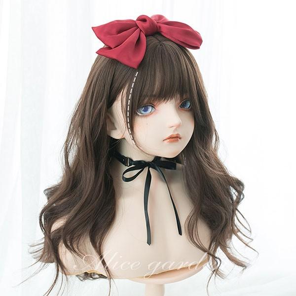 [ セット内容 ]ウィッグ/ヘアネット【※こちらの商品は、個人差等ございますので、商品ご到着後、お客様ご自身より手くしやカット等多少の調節が必要な場合もございます。】「記載のないアクセサリー　小物等は付属しません」[ カラー ]写真をご参照ください[ 素材 ]高温耐熱ファイバー[ サイズ ](cm)※ご注意：詳しいサイズや注意点については、【商品情報・詳細】を必ずご確認ください。ウィッグ フルウィッグ ロング 巻き毛 長髪 ロングカール カールウィッグ ふんわり前髪 ロリータ 前髪あり ブラウン 茶髪 日常 原宿風 かつら コスプレ 可愛い コスチューム 仮装 大人用 普段使い 文化祭 イベント 学園祭 dp113n1n1x1サイズ表（cm）長さ：約60cm※表記寸法と実寸値の多少の誤差はご容赦ください。「記載のないアクセサリー、小物等は付属しません」注意事項下記項目を必ずご一読頂き、ご了承の上ご注文をお願いします。● 閲覧環境により掲載写真と実際の商品の色合いが異なる場合があります。● モデルに小物を使う場合がございますが商品に含まれません。● 稀ではございますが製造過程・出荷過程で出来る細かなキズ・汚れ・ほつれ等がございます。細部まで気になる方のご購入はご遠慮ください。● 商品の仕様・デザインは製造元の都合により予告なく変更することがあります。また、突然の欠品等で商品手配の遅れや手配ができない場合がございますので、ご了承ください。● ボタンの穴が開いていない商品が稀にございますが不良品ではございません。● 海外製品のため品質表示タグのついていない商品もございます。● 万が一商品に不備があった場合の返品・交換は商品到着後5日以内とさせていただいております。期日以降はお受け致しかねます。● 土日祝祭日のご注文およびお問い合わせへの弊社からの回答は翌営業日以降となります。結婚式やイベントにて、ご友人と同じ商品をそれぞれ別にご購入予定のお客様へ● ご友人と同日にご注文・ご入金をお願い致します。（難しい場合、ご注文前にご相談ください）● ご注文の際にご注文手続きページにて【同じ商品を希望するご友人のお名前】欄に、該当するご友人のお名前を必ずご記入ください。● 製造元の都合により稀に商品の仕様（色味やデザイン等）が予告なく変更する場合や複数店舗販売の関係上、在庫切れが起こる場合がございます。● ご友人のお名前のご記入がなかった場合や、別日でのご購入、またはご入金が遅れてしまった等の理由による在庫切れ・仕様変更によるデザインの相違があった場合の交換、返品等は受け付けることができなくなりますのでご注意願います。お買い物ガイド　＞