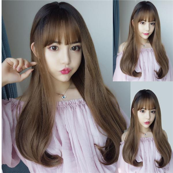 [ セット内容 ]ウイッグ/ヘアネット「記載のないアクセサリー、小物等は付属しません」[ カラー ]写真をご参考下さい[ 素材 ]耐熱ファイバー[ サイズ ](cm)フリーサイズ※こちらの商品は、個人差等ございますので、商品ご到着後、お客様ご自身より手くしやカット等多少の調節が必要な場合もございます。※表記寸法と実寸値の多少の誤差はご容赦ください※ご注意：詳しいサイズや注意点については、【商品情報・詳細】を必ずご確認ください。 ウィッグ ロング フルウィッグ ミディアム グラデーション 自然 つけ毛 エクステ ウイッグ かつら wig セミロング コスプレ カール ハロウィン レイヤー 小顔効果抜群 可愛い 耐熱ウィッグdp028d3d3x1サイズ表（cm）フリーサイズ※こちらの商品は、個人差等ございますので、商品ご到着後、お客様ご自身より手くしやカット等多少の調節が必要な場合もございます。※表記寸法と実寸値の多少の誤差はご容赦ください「記載のないアクセサリー、小物等は付属しません」注意事項下記項目を必ずご一読頂き、ご了承の上ご注文をお願いします。● 閲覧環境により掲載写真と実際の商品の色合いが異なる場合があります。● モデルに小物を使う場合がございますが商品に含まれません。● 稀ではございますが製造過程・出荷過程で出来る細かなキズ・汚れ・ほつれ等がございます。細部まで気になる方のご購入はご遠慮ください。● 商品の仕様・デザインは製造元の都合により予告なく変更することがあります。また、突然の欠品等で商品手配の遅れや手配ができない場合がございますので、ご了承ください。● ボタンの穴が開いていない商品が稀にございますが不良品ではございません。● 海外製品のため品質表示タグのついていない商品もございます。● 万が一商品に不備があった場合の返品・交換は商品到着後5日以内とさせていただいております。期日以降はお受け致しかねます。● 土日祝祭日のご注文およびお問い合わせへの弊社からの回答は翌営業日以降となります。結婚式やイベントにて、ご友人と同じ商品をそれぞれ別にご購入予定のお客様へ● ご友人と同日にご注文・ご入金をお願い致します。（難しい場合、ご注文前にご相談ください）● ご注文の際にご注文手続きページにて【同じ商品を希望するご友人のお名前】欄に、該当するご友人のお名前を必ずご記入ください。● 製造元の都合により稀に商品の仕様（色味やデザイン等）が予告なく変更する場合や複数店舗販売の関係上、在庫切れが起こる場合がございます。● ご友人のお名前のご記入がなかった場合や、別日でのご購入、またはご入金が遅れてしまった等の理由による在庫切れ・仕様変更によるデザインの相違があった場合の交換、返品等は受け付けることができなくなりますのでご注意願います。お買い物ガイド　＞