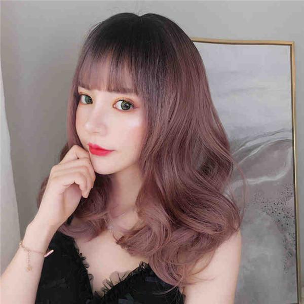[ セット内容 ]ウイッグ/ヘアネット[ カラー ]写真をご参考下さい[ 素材 ]耐熱ファイバー[ サイズ ](cm)フリーサイズ※表記寸法と実寸値の多少の誤差はご容赦ください※こちらの商品は、個人差等ございますので、商品ご到着後、お客様ご自身より手くしやカット等多少の調節が必要な場合もございます。※ご注意：詳しいサイズや注意点については、【商品情報・詳細】を必ずご確認ください。ウィッグ フルウィッグ ミディアム 自然 キュート ネット付 可愛い つけ毛 小顔 コスプレ カール ハロウィン wig セミロング うぃっぐ かつら 小顔効果抜群 仮装 原宿 パーティー 耐熱ウィッグ dp047zmzmx1サイズ表（cm）フリーサイズ※表記寸法と実寸値の多少の誤差はご容赦ください※こちらの商品は、個人差等ございますので、商品ご到着後、お客様ご自身より手くしやカット等多少の調節が必要な場合もございます。「記載のないアクセサリー、小物等は付属しません」注意事項下記項目を必ずご一読頂き、ご了承の上ご注文をお願いします。● 閲覧環境により掲載写真と実際の商品の色合いが異なる場合があります。● モデルに小物を使う場合がございますが商品に含まれません。● 稀ではございますが製造過程・出荷過程で出来る細かなキズ・汚れ・ほつれ等がございます。細部まで気になる方のご購入はご遠慮ください。● 商品の仕様・デザインは製造元の都合により予告なく変更することがあります。また、突然の欠品等で商品手配の遅れや手配ができない場合がございますので、ご了承ください。● ボタンの穴が開いていない商品が稀にございますが不良品ではございません。● 海外製品のため品質表示タグのついていない商品もございます。● 万が一商品に不備があった場合の返品・交換は商品到着後5日以内とさせていただいております。期日以降はお受け致しかねます。● 土日祝祭日のご注文およびお問い合わせへの弊社からの回答は翌営業日以降となります。結婚式やイベントにて、ご友人と同じ商品をそれぞれ別にご購入予定のお客様へ● ご友人と同日にご注文・ご入金をお願い致します。（難しい場合、ご注文前にご相談ください）● ご注文の際にご注文手続きページにて【同じ商品を希望するご友人のお名前】欄に、該当するご友人のお名前を必ずご記入ください。● 製造元の都合により稀に商品の仕様（色味やデザイン等）が予告なく変更する場合や複数店舗販売の関係上、在庫切れが起こる場合がございます。● ご友人のお名前のご記入がなかった場合や、別日でのご購入、またはご入金が遅れてしまった等の理由による在庫切れ・仕様変更によるデザインの相違があった場合の交換、返品等は受け付けることができなくなりますのでご注意願います。お買い物ガイド　＞