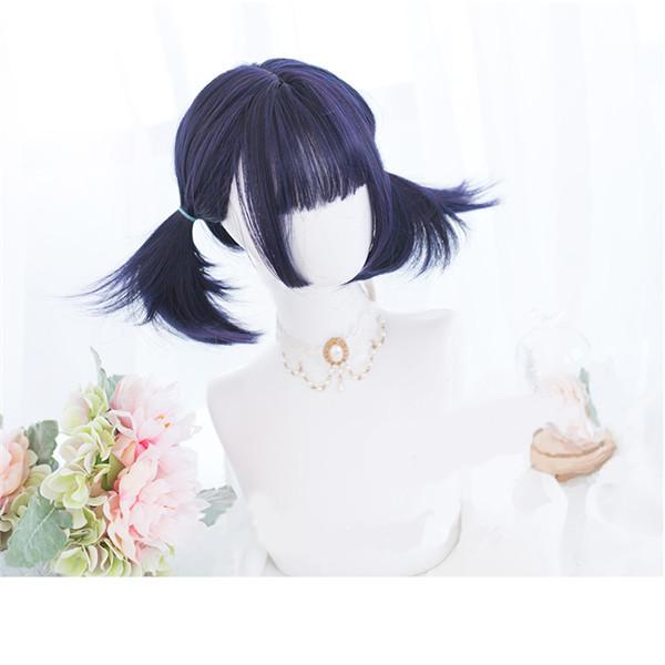 [ セット内容 ] ウイッグのみ[ カラー ]写真をご参考ください[ 素材 ]耐熱ファイバー[ サイズ ](cm)長さ：約30cm※こちらの商品は、個人差等ございますので、商品ご到着後、お客様ご自身より手くしやカット等多少の調節が必要な場合もございます。※表記寸法と実寸値の多少の誤差はご容赦ください※ご注意：詳しいサイズや注意点については、【商品情報・詳細】を必ずご確認ください。コスプレウィッグ ロリータ ウィッグ lolita 原宿風 かつら 前髪 つけ毛 姫髪 レディース wig コスプレウィッグ ハロウィン 耐熱ウィッグ コスプレ用 コスチューム 小顔効果抜群 可愛い 仮装 大人用 ファッション ブルー ca003zbzbx1サイズ表（cm）長さ：約30cm※こちらの商品は、個人差等ございますので、商品ご到着後、お客様ご自身より手くしやカット等多少の調節が必要な場合もございます。※表記寸法と実寸値の多少の誤差はご容赦ください「記載のないアクセサリー、小物等は付属しません」注意事項下記項目を必ずご一読頂き、ご了承の上ご注文をお願いします。● 閲覧環境により掲載写真と実際の商品の色合いが異なる場合があります。● モデルに小物を使う場合がございますが商品に含まれません。● 稀ではございますが製造過程・出荷過程で出来る細かなキズ・汚れ・ほつれ等がございます。細部まで気になる方のご購入はご遠慮ください。● 商品の仕様・デザインは製造元の都合により予告なく変更することがあります。また、突然の欠品等で商品手配の遅れや手配ができない場合がございますので、ご了承ください。● ボタンの穴が開いていない商品が稀にございますが不良品ではございません。● 海外製品のため品質表示タグのついていない商品もございます。● 万が一商品に不備があった場合の返品・交換は商品到着後5日以内とさせていただいております。期日以降はお受け致しかねます。● 土日祝祭日のご注文およびお問い合わせへの弊社からの回答は翌営業日以降となります。結婚式やイベントにて、ご友人と同じ商品をそれぞれ別にご購入予定のお客様へ● ご友人と同日にご注文・ご入金をお願い致します。（難しい場合、ご注文前にご相談ください）● ご注文の際にご注文手続きページにて【同じ商品を希望するご友人のお名前】欄に、該当するご友人のお名前を必ずご記入ください。● 製造元の都合により稀に商品の仕様（色味やデザイン等）が予告なく変更する場合や複数店舗販売の関係上、在庫切れが起こる場合がございます。● ご友人のお名前のご記入がなかった場合や、別日でのご購入、またはご入金が遅れてしまった等の理由による在庫切れ・仕様変更によるデザインの相違があった場合の交換、返品等は受け付けることができなくなりますのでご注意願います。お買い物ガイド　＞