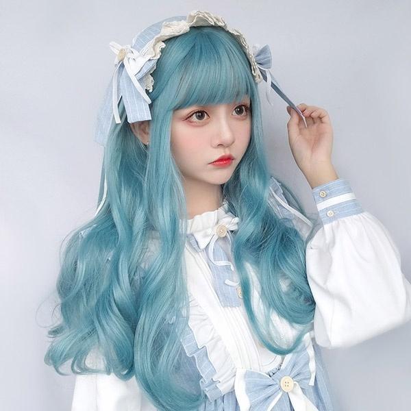 [ セット内容 ]ウィッグ/ヘアネット【※こちらの商品は、個人差等ございますので、商品ご到着後、お客様ご自身より手くしやカット等多少の調節が必要な場合もございます。】[ カラー ]写真をご参考ください[ 素材 ]高温耐熱ファイバー[ サイズ ](cm)長さ：約57cm※表記寸法と実寸値の多少の誤差はご容赦ください。※ご注意：詳しいサイズや注意点については、【商品情報・詳細】を必ずご確認ください。ウィッグ ロリータ風 日常可 lolita 原宿風 かつら 前髪 つけ毛 レディース コスプレ用 コスプレウィッグ ハロウィン 耐熱ウィッグ コスチューム ロング 小顔効果抜群 可愛い 仮装 大人用 dm027t2t2x1サイズ表（cm）長さ：約57cm※表記寸法と実寸値の多少の誤差はご容赦ください。「記載のないアクセサリー、小物等は付属しません」注意事項下記項目を必ずご一読頂き、ご了承の上ご注文をお願いします。● 閲覧環境により掲載写真と実際の商品の色合いが異なる場合があります。● モデルに小物を使う場合がございますが商品に含まれません。● 稀ではございますが製造過程・出荷過程で出来る細かなキズ・汚れ・ほつれ等がございます。細部まで気になる方のご購入はご遠慮ください。● 商品の仕様・デザインは製造元の都合により予告なく変更することがあります。また、突然の欠品等で商品手配の遅れや手配ができない場合がございますので、ご了承ください。● ボタンの穴が開いていない商品が稀にございますが不良品ではございません。● 海外製品のため品質表示タグのついていない商品もございます。● 万が一商品に不備があった場合の返品・交換は商品到着後5日以内とさせていただいております。期日以降はお受け致しかねます。● 土日祝祭日のご注文およびお問い合わせへの弊社からの回答は翌営業日以降となります。結婚式やイベントにて、ご友人と同じ商品をそれぞれ別にご購入予定のお客様へ● ご友人と同日にご注文・ご入金をお願い致します。（難しい場合、ご注文前にご相談ください）● ご注文の際にご注文手続きページにて【同じ商品を希望するご友人のお名前】欄に、該当するご友人のお名前を必ずご記入ください。● 製造元の都合により稀に商品の仕様（色味やデザイン等）が予告なく変更する場合や複数店舗販売の関係上、在庫切れが起こる場合がございます。● ご友人のお名前のご記入がなかった場合や、別日でのご購入、またはご入金が遅れてしまった等の理由による在庫切れ・仕様変更によるデザインの相違があった場合の交換、返品等は受け付けることができなくなりますのでご注意願います。お買い物ガイド　＞