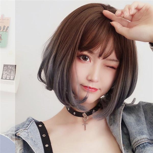 [ セット内容 ]ウイッグ/ヘアネット[ カラー ]写真をご参考下さい[ 素材 ]耐熱ファイバー[ サイズ ](cm)長さ：約35cm※表記寸法と実寸値の多少の誤差はご容赦ください※こちらの商品は、個人差等ございますので、商品ご到着後、お客様ご自身より手くしやカット等多少の調節が必要な場合もございます。※ご注意：詳しいサイズや注意点については、【商品情報・詳細】を必ずご確認ください。ウィッグ ロリータ風 lolita 原宿風 かつら 前髪 ショートヘア つけ毛 レディース コスプレ用 コスプレウィッグ ハロウィン 耐熱ウィッグ コスチューム 小顔効果抜群 可愛い 仮装 大人用 dp046g4g4x1サイズ表（cm）長さ：約35cm※表記寸法と実寸値の多少の誤差はご容赦ください※こちらの商品は、個人差等ございますので、商品ご到着後、お客様ご自身より手くしやカット等多少の調節が必要な場合もございます。「記載のないアクセサリー、小物等は付属しません」注意事項下記項目を必ずご一読頂き、ご了承の上ご注文をお願いします。● 閲覧環境により掲載写真と実際の商品の色合いが異なる場合があります。● モデルに小物を使う場合がございますが商品に含まれません。● 稀ではございますが製造過程・出荷過程で出来る細かなキズ・汚れ・ほつれ等がございます。細部まで気になる方のご購入はご遠慮ください。● 商品の仕様・デザインは製造元の都合により予告なく変更することがあります。また、突然の欠品等で商品手配の遅れや手配ができない場合がございますので、ご了承ください。● ボタンの穴が開いていない商品が稀にございますが不良品ではございません。● 海外製品のため品質表示タグのついていない商品もございます。● 万が一商品に不備があった場合の返品・交換は商品到着後5日以内とさせていただいております。期日以降はお受け致しかねます。● 土日祝祭日のご注文およびお問い合わせへの弊社からの回答は翌営業日以降となります。結婚式やイベントにて、ご友人と同じ商品をそれぞれ別にご購入予定のお客様へ● ご友人と同日にご注文・ご入金をお願い致します。（難しい場合、ご注文前にご相談ください）● ご注文の際にご注文手続きページにて【同じ商品を希望するご友人のお名前】欄に、該当するご友人のお名前を必ずご記入ください。● 製造元の都合により稀に商品の仕様（色味やデザイン等）が予告なく変更する場合や複数店舗販売の関係上、在庫切れが起こる場合がございます。● ご友人のお名前のご記入がなかった場合や、別日でのご購入、またはご入金が遅れてしまった等の理由による在庫切れ・仕様変更によるデザインの相違があった場合の交換、返品等は受け付けることができなくなりますのでご注意願います。お買い物ガイド　＞