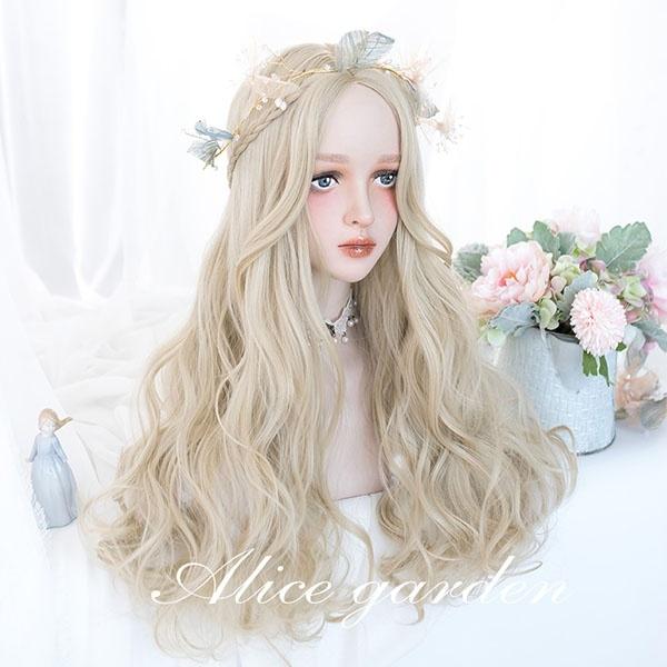 [ セット内容 ]ウィッグ/ヘアネット【※こちらの商品は、個人差等ございますので、商品ご到着後、お客様ご自身より手くしやカット等多少の調節が必要な場合もございます。】「記載のないアクセサリー　小物等は付属しません」[ カラー ]写真をご参照ください[ 素材 ]高温耐熱ファイバー[ サイズ ](cm)長さ：約65CM※表記寸法と実寸値の多少の誤差はご容赦ください。※ご注意：詳しいサイズや注意点については、【商品情報・詳細】を必ずご確認ください。ウィッグ lolita ロリータ風 原宿風 ロングウィッグ かつら 巻き毛 ぱっつん前髪 金髪 ゴールド レディース 精霊 コスプレウィッグ 可愛い 長髪 ロング 耐熱ウィッグ コスチューム 仮装 大人用 dp043n1n1x1サイズ表（cm）長さ：約65CM※表記寸法と実寸値の多少の誤差はご容赦ください。「記載のないアクセサリー、小物等は付属しません」注意事項下記項目を必ずご一読頂き、ご了承の上ご注文をお願いします。● 閲覧環境により掲載写真と実際の商品の色合いが異なる場合があります。● モデルに小物を使う場合がございますが商品に含まれません。● 稀ではございますが製造過程・出荷過程で出来る細かなキズ・汚れ・ほつれ等がございます。細部まで気になる方のご購入はご遠慮ください。● 商品の仕様・デザインは製造元の都合により予告なく変更することがあります。また、突然の欠品等で商品手配の遅れや手配ができない場合がございますので、ご了承ください。● ボタンの穴が開いていない商品が稀にございますが不良品ではございません。● 海外製品のため品質表示タグのついていない商品もございます。● 万が一商品に不備があった場合の返品・交換は商品到着後5日以内とさせていただいております。期日以降はお受け致しかねます。● 土日祝祭日のご注文およびお問い合わせへの弊社からの回答は翌営業日以降となります。結婚式やイベントにて、ご友人と同じ商品をそれぞれ別にご購入予定のお客様へ● ご友人と同日にご注文・ご入金をお願い致します。（難しい場合、ご注文前にご相談ください）● ご注文の際にご注文手続きページにて【同じ商品を希望するご友人のお名前】欄に、該当するご友人のお名前を必ずご記入ください。● 製造元の都合により稀に商品の仕様（色味やデザイン等）が予告なく変更する場合や複数店舗販売の関係上、在庫切れが起こる場合がございます。● ご友人のお名前のご記入がなかった場合や、別日でのご購入、またはご入金が遅れてしまった等の理由による在庫切れ・仕様変更によるデザインの相違があった場合の交換、返品等は受け付けることができなくなりますのでご注意願います。お買い物ガイド　＞