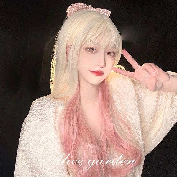 [ セット内容 ]フルウイッグ/ヘアネット（記載のないアクセサリー、小物等は付属しません）[ カラー ]写真をご参照下さい[ 素材 ]耐熱ファイバー[ サイズ ](cm)長さ：約60cm※表記寸法と実寸値の多少の誤差はご容赦ください。【※こちらの商品は、個人差等ございますので、商品ご到着後、お客様ご自身より手くしやカット等多少の調節が必要な場合もございます。】※ご注意：詳しいサイズや注意点については、【商品情報・詳細】を必ずご確認ください。ウィッグ レディース フルウィッグ グラデーション 仮装 超自然 エクステ かつら wig ロリータ Lolita コスプレ ハロウィン レイヤー 小顔 原宿系 耐熱ウィッグ dw147zezex1サイズ表（cm）長さ：約60cm※表記寸法と実寸値の多少の誤差はご容赦ください。【※こちらの商品は、個人差等ございますので、商品ご到着後、お客様ご自身より手くしやカット等多少の調節が必要な場合もございます。】「記載のないアクセサリー、小物等は付属しません」注意事項下記項目を必ずご一読頂き、ご了承の上ご注文をお願いします。● 閲覧環境により掲載写真と実際の商品の色合いが異なる場合があります。● モデルに小物を使う場合がございますが商品に含まれません。● 稀ではございますが製造過程・出荷過程で出来る細かなキズ・汚れ・ほつれ等がございます。細部まで気になる方のご購入はご遠慮ください。● 商品の仕様・デザインは製造元の都合により予告なく変更することがあります。また、突然の欠品等で商品手配の遅れや手配ができない場合がございますので、ご了承ください。● ボタンの穴が開いていない商品が稀にございますが不良品ではございません。● 海外製品のため品質表示タグのついていない商品もございます。● 万が一商品に不備があった場合の返品・交換は商品到着後5日以内とさせていただいております。期日以降はお受け致しかねます。● 土日祝祭日のご注文およびお問い合わせへの弊社からの回答は翌営業日以降となります。結婚式やイベントにて、ご友人と同じ商品をそれぞれ別にご購入予定のお客様へ● ご友人と同日にご注文・ご入金をお願い致します。（難しい場合、ご注文前にご相談ください）● ご注文の際にご注文手続きページにて【同じ商品を希望するご友人のお名前】欄に、該当するご友人のお名前を必ずご記入ください。● 製造元の都合により稀に商品の仕様（色味やデザイン等）が予告なく変更する場合や複数店舗販売の関係上、在庫切れが起こる場合がございます。● ご友人のお名前のご記入がなかった場合や、別日でのご購入、またはご入金が遅れてしまった等の理由による在庫切れ・仕様変更によるデザインの相違があった場合の交換、返品等は受け付けることができなくなりますのでご注意願います。お買い物ガイド　＞