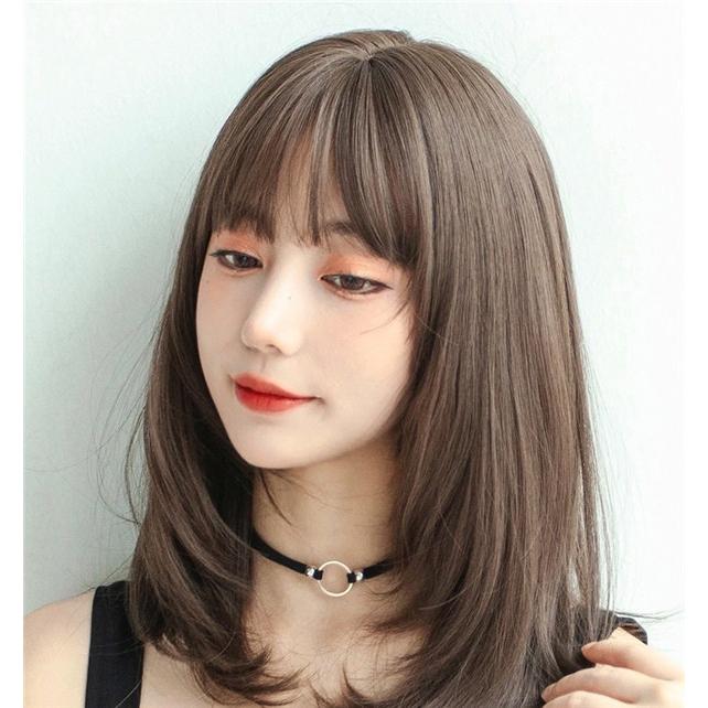 [ セット内容 ]ウイッグ/ヘアネット [ カラー ]写真をご参照下さい [ 素材 ]耐熱ファイバー[ サイズ ](cm)長さ42cm※こちらの商品は、個人差等ございますので、商品ご到着後、お客様ご自身より手くしやカット等多少の調節が必要な場合もございます。※ご注意：詳しいサイズや注意点については、【商品情報・詳細】を必ずご確認ください。ウィッグ ボブウィッグ ボブ 普段 日常 セミロング かわいい 耐熱 自然 茶髪 コスプレ フルウィッグ 人気 韓国 ウィッグ 前髪あり 女性用 つむじi型 うぃっぐ コスチューム 小顔効果抜群 可愛い 仮装 大人用 ウィッグ dp111g4g4x1サイズ表（cm）長さ42cm※こちらの商品は、個人差等ございますので、商品ご到着後、お客様ご自身より手くしやカット等多少の調節が必要な場合もございます。 「記載のないアクセサリー、小物等は付属しません」注意事項下記項目を必ずご一読頂き、ご了承の上ご注文をお願いします。● 閲覧環境により掲載写真と実際の商品の色合いが異なる場合があります。● モデルに小物を使う場合がございますが商品に含まれません。● 稀ではございますが製造過程・出荷過程で出来る細かなキズ・汚れ・ほつれ等がございます。細部まで気になる方のご購入はご遠慮ください。● 商品の仕様・デザインは製造元の都合により予告なく変更することがあります。また、突然の欠品等で商品手配の遅れや手配ができない場合がございますので、ご了承ください。● ボタンの穴が開いていない商品が稀にございますが不良品ではございません。● 海外製品のため品質表示タグのついていない商品もございます。● 万が一商品に不備があった場合の返品・交換は商品到着後5日以内とさせていただいております。期日以降はお受け致しかねます。● 土日祝祭日のご注文およびお問い合わせへの弊社からの回答は翌営業日以降となります。結婚式やイベントにて、ご友人と同じ商品をそれぞれ別にご購入予定のお客様へ● ご友人と同日にご注文・ご入金をお願い致します。（難しい場合、ご注文前にご相談ください）● ご注文の際にご注文手続きページにて【同じ商品を希望するご友人のお名前】欄に、該当するご友人のお名前を必ずご記入ください。● 製造元の都合により稀に商品の仕様（色味やデザイン等）が予告なく変更する場合や複数店舗販売の関係上、在庫切れが起こる場合がございます。● ご友人のお名前のご記入がなかった場合や、別日でのご購入、またはご入金が遅れてしまった等の理由による在庫切れ・仕様変更によるデザインの相違があった場合の交換、返品等は受け付けることができなくなりますのでご注意願います。お買い物ガイド　＞