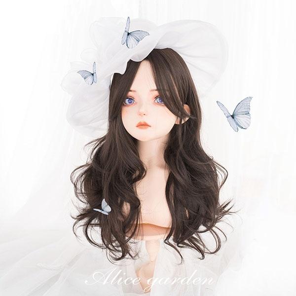 [ セット内容 ]ウィッグ/ヘアネット【※こちらの商品は、個人差等ございますので、商品ご到着後、お客様ご自身より手くしやカット等多少の調節が必要な場合もございます。】「記載のないアクセサリー　小物等は付属しません」[ カラー ]ブラウン[ 素材 ]高温耐熱ファイバー[ サイズ ](cm)長さ：約60cm※表記寸法と実寸値の多少の誤差はご容赦ください。※ご注意：詳しいサイズや注意点については、【商品情報・詳細】を必ずご確認ください。ウィッグ フルウィッグ ロングカール カールウィッグ 巻き毛 ロリータ デイリーウィッグ ブラウン ワンレン 前髪なし ナチュラル 原宿風 かつら 茶髪 コスプレ 可愛い 耐熱ウィッグ コスチューム 仮装 大人用 普段使い 文化祭 イベント 学園祭 dp096n1n1x1サイズ表（cm）長さ：約60cm※表記寸法と実寸値の多少の誤差はご容赦ください。「記載のないアクセサリー、小物等は付属しません」注意事項下記項目を必ずご一読頂き、ご了承の上ご注文をお願いします。● 閲覧環境により掲載写真と実際の商品の色合いが異なる場合があります。● モデルに小物を使う場合がございますが商品に含まれません。● 稀ではございますが製造過程・出荷過程で出来る細かなキズ・汚れ・ほつれ等がございます。細部まで気になる方のご購入はご遠慮ください。● 商品の仕様・デザインは製造元の都合により予告なく変更することがあります。また、突然の欠品等で商品手配の遅れや手配ができない場合がございますので、ご了承ください。● ボタンの穴が開いていない商品が稀にございますが不良品ではございません。● 海外製品のため品質表示タグのついていない商品もございます。● 万が一商品に不備があった場合の返品・交換は商品到着後5日以内とさせていただいております。期日以降はお受け致しかねます。● 土日祝祭日のご注文およびお問い合わせへの弊社からの回答は翌営業日以降となります。結婚式やイベントにて、ご友人と同じ商品をそれぞれ別にご購入予定のお客様へ● ご友人と同日にご注文・ご入金をお願い致します。（難しい場合、ご注文前にご相談ください）● ご注文の際にご注文手続きページにて【同じ商品を希望するご友人のお名前】欄に、該当するご友人のお名前を必ずご記入ください。● 製造元の都合により稀に商品の仕様（色味やデザイン等）が予告なく変更する場合や複数店舗販売の関係上、在庫切れが起こる場合がございます。● ご友人のお名前のご記入がなかった場合や、別日でのご購入、またはご入金が遅れてしまった等の理由による在庫切れ・仕様変更によるデザインの相違があった場合の交換、返品等は受け付けることができなくなりますのでご注意願います。お買い物ガイド　＞