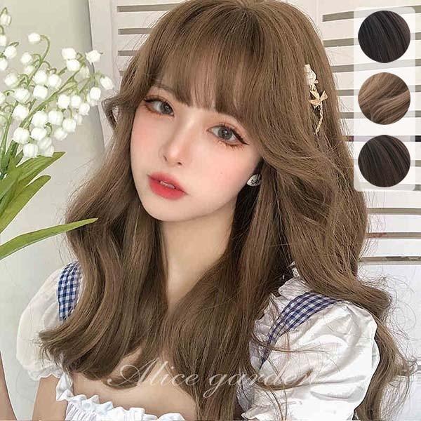 [ セット内容 ]ウィッグ/ヘアネット【※こちらの商品は、個人差等ございますので、商品ご到着後、お客様ご自身より手くしやカット等多少の調節が必要な場合もございます。】「記載のないアクセサリー　小物等は付属しません」[ カラー ]A/B/C[ 素材 ]高温耐熱ファイバー[ サイズ ](cm)長さ：約50cm※表記寸法と実寸値の多少の誤差はご容赦ください。※ご注意：詳しいサイズや注意点については、【商品情報・詳細】を必ずご確認ください。ウィッグ フルウィッグ 巻き毛 ぱっつん前髪 ロリータ ふんわり前髪 ブラウン ロングウィッグ 前髪あり ナチュラル 原宿風 かつら ぱっつん前髪 茶髪 コスプレ 可愛い 耐熱ウィッグ コスチューム 仮装 大人用 普段使い 文化祭 イベント 学園祭 dp081n1n1x1サイズ表（cm）長さ：約50cm※表記寸法と実寸値の多少の誤差はご容赦ください。「記載のないアクセサリー、小物等は付属しません」注意事項下記項目を必ずご一読頂き、ご了承の上ご注文をお願いします。● 閲覧環境により掲載写真と実際の商品の色合いが異なる場合があります。● モデルに小物を使う場合がございますが商品に含まれません。● 稀ではございますが製造過程・出荷過程で出来る細かなキズ・汚れ・ほつれ等がございます。細部まで気になる方のご購入はご遠慮ください。● 商品の仕様・デザインは製造元の都合により予告なく変更することがあります。また、突然の欠品等で商品手配の遅れや手配ができない場合がございますので、ご了承ください。● ボタンの穴が開いていない商品が稀にございますが不良品ではございません。● 海外製品のため品質表示タグのついていない商品もございます。● 万が一商品に不備があった場合の返品・交換は商品到着後5日以内とさせていただいております。期日以降はお受け致しかねます。● 土日祝祭日のご注文およびお問い合わせへの弊社からの回答は翌営業日以降となります。結婚式やイベントにて、ご友人と同じ商品をそれぞれ別にご購入予定のお客様へ● ご友人と同日にご注文・ご入金をお願い致します。（難しい場合、ご注文前にご相談ください）● ご注文の際にご注文手続きページにて【同じ商品を希望するご友人のお名前】欄に、該当するご友人のお名前を必ずご記入ください。● 製造元の都合により稀に商品の仕様（色味やデザイン等）が予告なく変更する場合や複数店舗販売の関係上、在庫切れが起こる場合がございます。● ご友人のお名前のご記入がなかった場合や、別日でのご購入、またはご入金が遅れてしまった等の理由による在庫切れ・仕様変更によるデザインの相違があった場合の交換、返品等は受け付けることができなくなりますのでご注意願います。お買い物ガイド　＞