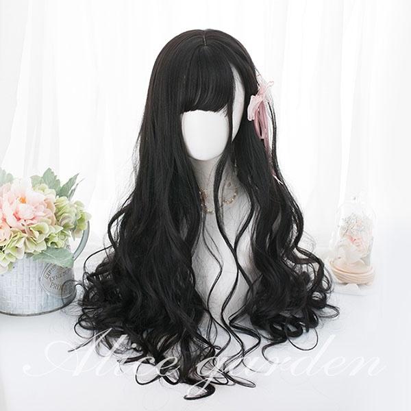 [ セット内容 ]ウィッグ/ヘアネット【※こちらの商品は、個人差等ございますので、商品ご到着後、お客様ご自身より手くしやカット等多少の調節が必要な場合もございます。】「記載のないアクセサリー　小物等は付属しません」[ カラー ]ブラック[ 素材 ]高温耐熱ファイバー[ サイズ ](cm)長さ：約65cm※表記寸法と実寸値の多少の誤差はご容赦ください。※ご注意：詳しいサイズや注意点については、【商品情報・詳細】を必ずご確認ください。ウィッグ フルウィッグ ロング 黒髪 巻き毛 ロングカール カールウィッグ ぱっつん前髪 ふんわり前髪 ロリータ ブラック ロングウィッグ 前髪あり ナチュラル 原宿風 ぱっつん前髪 コスプレ 可愛い コスチューム 仮装 大人用 普段使い 文化祭 イベント 学園祭 dp102n1n1x1サイズ表（cm）長さ：約65cm※表記寸法と実寸値の多少の誤差はご容赦ください。「記載のないアクセサリー、小物等は付属しません」注意事項下記項目を必ずご一読頂き、ご了承の上ご注文をお願いします。● 閲覧環境により掲載写真と実際の商品の色合いが異なる場合があります。● モデルに小物を使う場合がございますが商品に含まれません。● 稀ではございますが製造過程・出荷過程で出来る細かなキズ・汚れ・ほつれ等がございます。細部まで気になる方のご購入はご遠慮ください。● 商品の仕様・デザインは製造元の都合により予告なく変更することがあります。また、突然の欠品等で商品手配の遅れや手配ができない場合がございますので、ご了承ください。● ボタンの穴が開いていない商品が稀にございますが不良品ではございません。● 海外製品のため品質表示タグのついていない商品もございます。● 万が一商品に不備があった場合の返品・交換は商品到着後5日以内とさせていただいております。期日以降はお受け致しかねます。● 土日祝祭日のご注文およびお問い合わせへの弊社からの回答は翌営業日以降となります。結婚式やイベントにて、ご友人と同じ商品をそれぞれ別にご購入予定のお客様へ● ご友人と同日にご注文・ご入金をお願い致します。（難しい場合、ご注文前にご相談ください）● ご注文の際にご注文手続きページにて【同じ商品を希望するご友人のお名前】欄に、該当するご友人のお名前を必ずご記入ください。● 製造元の都合により稀に商品の仕様（色味やデザイン等）が予告なく変更する場合や複数店舗販売の関係上、在庫切れが起こる場合がございます。● ご友人のお名前のご記入がなかった場合や、別日でのご購入、またはご入金が遅れてしまった等の理由による在庫切れ・仕様変更によるデザインの相違があった場合の交換、返品等は受け付けることができなくなりますのでご注意願います。お買い物ガイド　＞