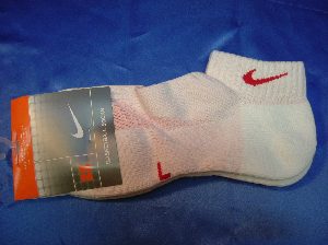 樂天商城 - 【クリックポスト送料込み】【配送日時指定不可】ナイキバスケットボールペドソックスホワイト/レッド　27～29cm