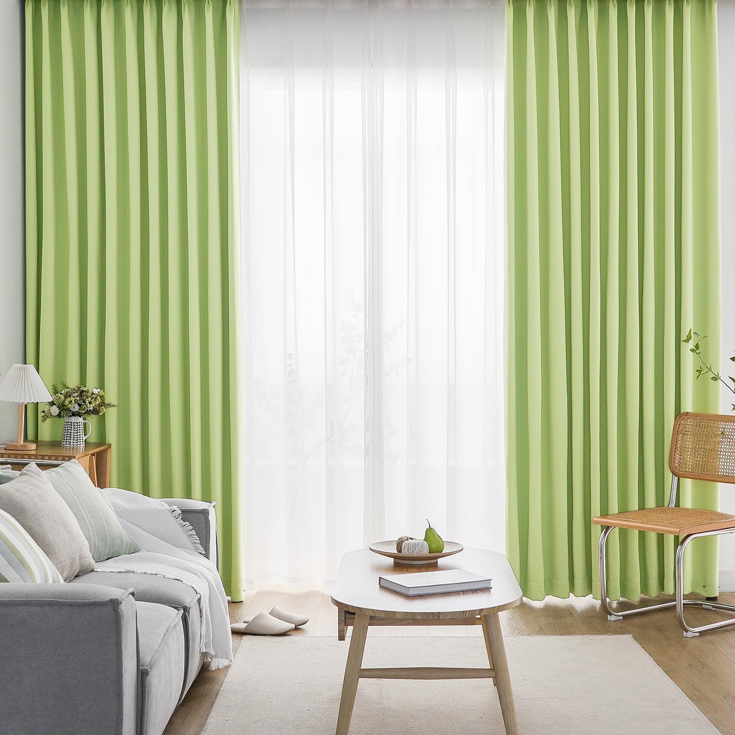 【送料無料】AIFY カーテン 4枚セット 1級遮光 99.9%以上遮光 高い機能性 高密度な生地 小窓 リビングルーム ドレープカーテン UVカット 形態記憶加工済み 断熱 節電対策 昼夜目隠し 保温 おしゃれ 洗える 洗濯 色：ライトグリーン、サイズ：丈135 cm x 幅150 cm (4枚組)