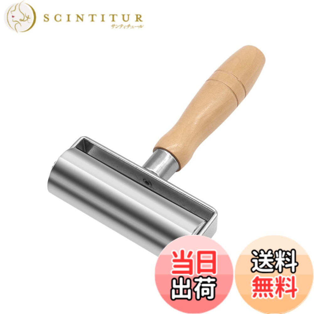 商品情報 商品の説明 主な仕様 【手軽に圧着＆しっかり密着】 革製品のヘリ返しや接着面の圧着作業に最適なローラー工具です。転がすだけで均一に圧力をかけられ、仕上がりが美しく、作業効率もアップします。【内装作業にも活躍】 壁紙の貼り付けやクロスの圧着、ウォールステッカーの固定など、家庭内のリフォームや日曜大工にも便利に使えます。【多目的に使えるクラフトツール】 レザー以外にも布や合皮、芯材などの圧着や折り目付け、縫製後の糸押さえなど、多様な素材に対応。DIYや手芸など、さまざまな手作業の場面で活躍します。【商品詳細】 全長：11cm,ローラー幅：10cm　重量:：800g # 【送料無料】Riblind 圧着ローラー 革工具 レザークラフト 接着 工具 革工芸用 DIY ステンレスローラー 革 接着道具 プレス 貼り合わせ 圧着 ハンドツール 平らにする 色：シルバー 革製品やDIY作業での接着作業には、正確で効果的な道具が不可欠です。複雑な作業や手間のかかるプロセスに頭を悩ませたことはありませんか？特に、圧着や接着の際には仕上がりの美しさや強度が求められます。そのためには信頼できる工具が必要ですが、適した道具が見つからずに困ることもありますよね。 そこで登場するのが、「Riblind 圧着ローラー」です。この工具は、効率よく圧着作業を行えるため、仕上がりの美しさや作業効率の向上に貢献します。革だけでなく、布や合皮など様々な素材にも対応可能。あなたの手芸やDIYプロジェクトに最適な一品です。 さらに、全国どこでも送料無料でお届け。あなたの制作活動をサポートする頼もしいパートナーとして、このローラーをぜひお試しください。手軽に圧着ができ、使い方も簡単なので、初心者でも安心です。今すぐ購入して、新しい手作業の楽しさを体験してみましょう！ ## Riblind圧着ローラーの特長と利点 この「Riblind 圧着ローラー」は、革製品の圧着作業に特化した優れた工具です。その最大の特長は、均一に圧力をかけられる点。革や布などの接着面を平滑に圧着することで、美しい仕上がりが実現します。工夫された設計により、作業中の手の負担を軽減し、ストレスフリーで作業が行えます。 また、この圧着ローラーは単に圧着作業にとどまらず、幅広い用途で活躍します。たとえば、壁紙の貼り付けやクロスの圧着、さらにはウォールステッカーの固定なども得意としています。これにより、家庭内のリフォームや日曜大工にも非常に便利に使用できる一品となっています。 さらに、全長11cm、ローラー幅10cmとコンパクトなサイズ感が魅力です。収納や持ち運びにも困らないため、DIYや手作りを趣味としている方にはぴったりです。忘れがちな価格も、コストパフォーマンスを考えると非常に優秀。この圧着ローラーがあれば、手作業が今まで以上に楽しみなものになること間違いなしです。 ## 多目的に使えるハンドツールの魅力 「Riblind 圧着ローラー」は、革製品だけでなく、多種多様な素材に対応できる点が大きな魅力です。布や合皮、芯材に至るまで、様々な材料をしっかりと圧着することが可能です。この多用途性により、手芸を楽しむ方やDIYプロジェクトに取り組む方にとって、必須のアイテムとなることでしょう。 特に、縫製後の糸押さえや折り目付けの作業などで、その効果を実感できます。例えば、布を使ったバッグを作る際には、接着した部分が浮いてしまうことがありますが、このローラーを使うことで、しっかりと固定されるため、完成品が美しく仕上がるのです。 DIYだけでなく、この圧着ローラーは、軽量で取り扱いも簡単なので、初心者や子供でも手軽に使うことができます。家族での共同作業を楽しむ絶好のチャンスといえるでしょう。さらに、作業がスムーズになることで、完成までの時間が短縮され、より多くの作品に挑戦できます。 ## 使い方のポイントとお手入れ方法 「Riblind 圧着ローラー」を効果的に使用するには、いくつかのポイントを押さえておくことが大切です。まず、圧着したい部分をしっかりと接着剤で固定し、その後にローラーを使用することが基本です。圧着は、優しく押し広げるようにして行うのがコツです。力を入れすぎると、素材を傷める恐れがありますので注意が必要です。 また、使用後のお手入れも重要なポイントです。ローラーの表面に接着剤や汚れが付着した場合は、すぐに柔らかい布で拭き取ることをおすすめします。放置すると、次回の使用時に接着剤が固まってしまうことがありますので、注意が必要です。きれいな状態を保つことで、より長持ちすることも大切です。 さらには、使用しないときは直射日光の当たらない場所に収納することで、劣化を防ぐことができます。保管時に気をつけるべきは、湿気や熱を避けること。これにより、より長く愛用することができます。これらの簡単な手入れで、道具の寿命を延ばし、あなたのクリエイティブな活動を支えてくれるでしょう。 ## まとめ - Riblind 圧着ローラーは、革や布など多様な素材に対応した圧着工具です。 - 均一な圧力をかけることで、美しい仕上がりが実現します。 - 簡単な操作で初心者でも使いやすく、家族での使用も楽しめます。 - しっかりとしたお手入れで、長く愛用可能です。 この機会に、ぜひ「Riblind 圧着ローラー」を手に入れて、あなたのクリエイティブなプロジェクトをさらに充実させてみてください。