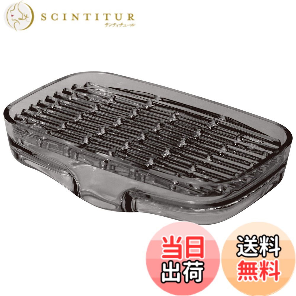 商品情報 商品の説明 シンク内に排水できるシンクキャディ。 水はけのいい波形設計の深い溝。 シンク内に自然に水が切れるので衛生的。 洗いやすい二重構造でいつでもキレイ。 滑り落ちない吸盤付き。 キッチンでの洗剤やスポンジ置き、洗面所での歯ブラシやコップ(直径80mmまで)、石けん置きなどに。 主な仕様 本体サイズ:約幅14.3×奥行8.8×高さ3.3cm素材:本体・トレー/AS樹脂、吸盤/オレフィン系樹脂重量:約130g生産国:日本耐熱温度:約80度、耐冷温度:約-30度 # 【送料無料】ライクイット(like-it) ソープディッシュ 水切りトレー シンクキャディ約幅14.3x奥8.8x高3.3cm グレー 日本製 石鹸置き キッチンや洗面所での衛生管理は重要です。特に、石鹸やスポンジなどの衛生状態に悩む方は多いのではないでしょうか。使った後の水が残ることで雑菌が繁殖し、見た目や臭いが気になることがあります。この商品、ライクイットのソープディッシュ（水切りトレー）は、そんな悩みを解消するために作られました。 シンク内で自然に水を切ることができる設計なので、石鹸やスポンジがいつでも清潔を保ちます。また、洗いやすい二重構造で、手入れも簡単です。日本製の高品質で、耐熱性と耐冷性も備えています。ぜひこの機会に、あなたのキッチンや洗面所を見直してみませんか？ ## 商品の機能と特長 ライクイットのソープディッシュは、洗面所やキッチンでの使用に特化した設計が魅力です。このディッシュは、約幅14.3cm、奥行8.8cm、高さ3.3cmのコンパクトなサイズで、スペースを取らずに設置できます。 特筆すべきはその水切り機能です。水はけに優れた波形設計の深い溝があり、シンク内で自然に水が排水されるため、湿った石鹸やスポンジを使う心配がありません。これにより、雑菌の繁殖を防ぎ、衛生的に保てます。 さらに、手入れが簡単な二重構造を採用しており、必要な時にサッと洗えるので、いつでも清潔な状態を維持できます。また、滑り落ちない吸盤が付いているため、安定した設置が可能で安心です。 普段の生活で、少しでも清潔感を重視したい方にはぴったりです。スポンジや石鹸を置くだけでなく、洗面所では歯ブラシやコップ（直径80mmまで）を置くこともできます。使い方は自由自在ですので、家庭のニーズに合わせて活用できます。 ## 商品仕様と製造国 このソープディッシュの素材はAS樹脂で、吸盤はオレフィン系樹脂を使用しています。これにより、耐熱温度80度、耐冷温度マイナス30度と幅広い温度で使用可能です。 サイズ感についても、約幅14.3cm、奥行8.8cm、高さ3.3cmというコンパクトさで、キッチンや洗面所どこにでもフィットします。この特長により、狭いスペースでも使いやすく、ストレスなく利用できます。 製造は信頼の日本で行われており、クオリティも保証されています。耐久性や安全性に優れているため、長期間にわたり安心してお使いいただけます。 家庭用だけでなく、業務用としても適しており、カフェやおしゃれなレストランの洗面所でも活躍します。日常の中で「衛生面に気を使いたい」と思っている方々に、ぜひご体感いただきたい商品です。 ## 使用上の注意事項と正しい取り扱い ライクイットのソープディッシュは、使い方は簡単ですが、正しい取り扱いが大切です。まず、ディッシュの底をしっかりと清掃し、設置する面も清潔に保つことが重要です。これによって、吸盤の効果が最大限発揮されます。 また、商品の耐熱性は80度ですが、瞬間的な高温の物を載せると不具合が生じる恐れがありますので、注意が必要です。 洗浄は中性洗剤を用い、柔らかいスポンジなどで優しく行ってください。強い洗剤や硬いものでこすることは避けましょう。 吸盤の吸着力が弱くなった場合は、水分を拭き取り、再度しっかり押し込むことで復活します。また、長期間使用しない場合は、収納する前に清掃を行い、乾燥させておくことをお勧めします。 これらのポイントを守ることで、より長持ちし、安心してご使用いただけます。 ## まとめ - コンパクトなサイズで、場所を選ばず設置可能。 - 波形設計による優れた水切り機能で衛生的。 - 日本製の高品質で耐久性・安全性が高い。 - スポンジや石鹸に加え、歯ブラシやコップの置き場にも最適。 - 使用方法やメンテナンスが簡単で、安心して長く使える。 清潔さを大切にするあなたのキッチンや洗面所にぴったりの、ライクイットのソープディッシュをぜひ手に入れてみてください。快適な生活空間に一歩近づけることでしょう。