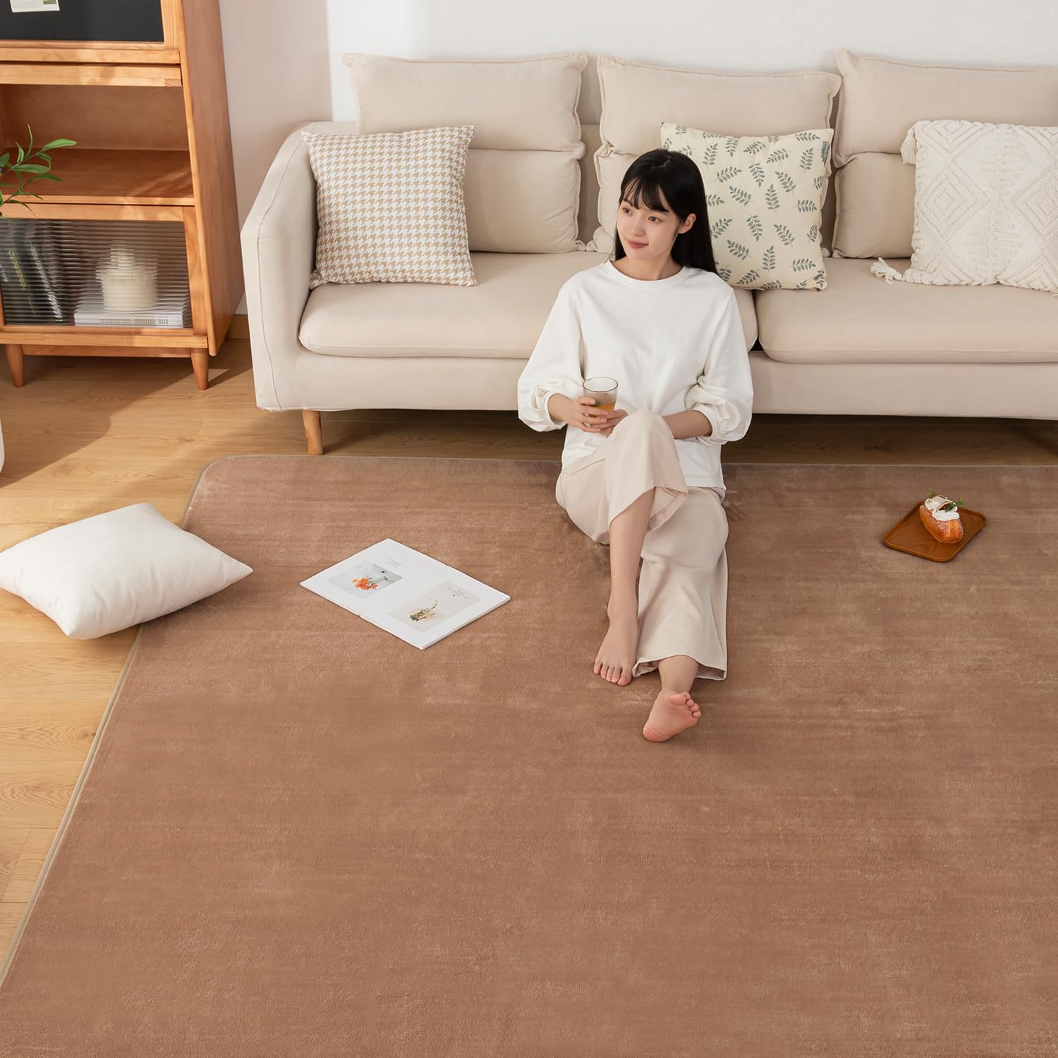 商品情報商品の説明主な仕様 【ラグマット仕様・注意事項】サイズ：約185x185cm （約2畳）　起毛の高さ：約4mm、ウレタン厚：約6mm、不織布と滑り止め加工は約1mm　表地：フランネル素材（ポリエステル100％） 裏地：不織布（ポリエステル100％・滑り止めドット付き）中材：ウレタンフォーム