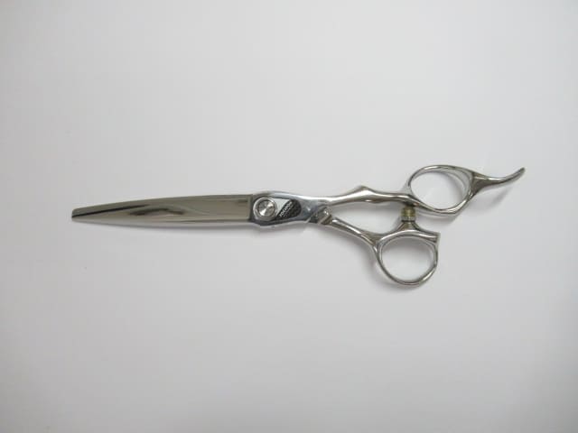 商品情報メーカートギノン TOGINON型番Dr.SCISSORS Dr.シザーズ商品管理番号H-4603利き手 右利きはさみのタイプシザーハンドルオフセットインチ数6.0重量(g)55.5カット率 % (約の数値)状態ランクB切れ味目安としてティッシュを問題なく切ることができます商品備考 商品状態の基準状態ランク一覧S新品同様品新品同様にきれいな商品・未使用品A美品状態がよく、多少の傷や汚れは見られるものの全体的にきれいな商品B一般中古多少の使用感はありますが、問題なく使える一般的な商品C程度不良使用感があり、ダメージや汚れが目立つ商品、研ぎ、メンテナンスをおすすめする商品Dジャンク品かなりの使用感があり、ダメージや汚れが目立つ商品、使用が難しい商品