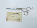 商品情報メーカーFalCo SCISSORS ファルコシザーズ型番商品管理番号H-5694利き手 右利きはさみのタイプシザーハンドルオフセットインチ数5.6重量(g)44.5カット率 % (約の数値)状態ランクB切れ味目安としてティッシュを問題なく切ることができます商品備考 研ぎ・メンテナンス済み 商品状態の基準状態ランク一覧S新品同様品新品同様にきれいな商品・未使用品A美品状態がよく、多少の傷や汚れは見られるものの全体的にきれいな商品B一般中古多少の使用感はありますが、問題なく使える一般的な商品C程度不良使用感があり、ダメージや汚れが目立つ商品、研ぎ、メンテナンスをおすすめする商品Dジャンク品かなりの使用感があり、ダメージや汚れが目立つ商品、使用が難しい商品